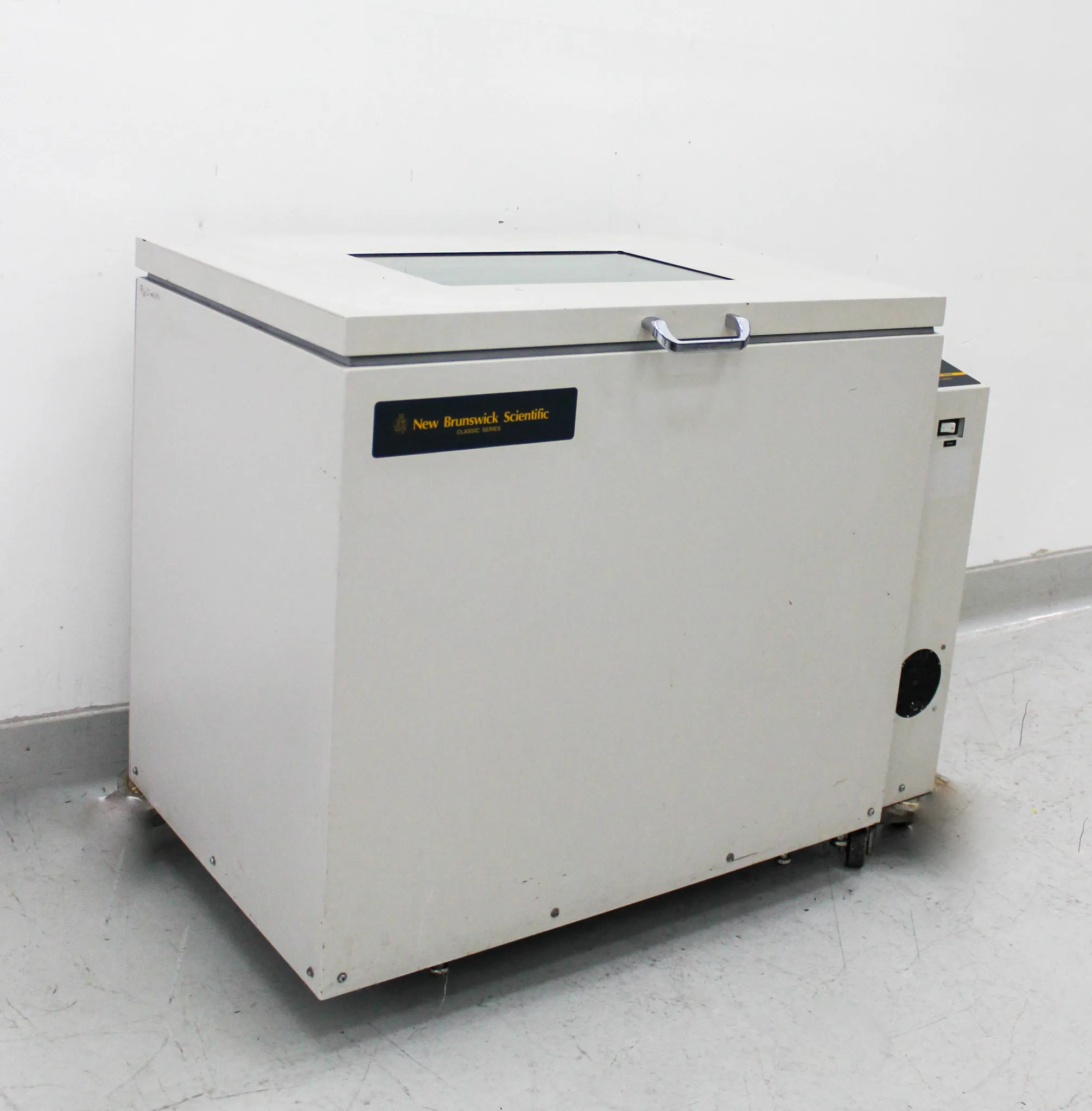 New Brunswick Scientific Incubator Shaker Classic C25KC