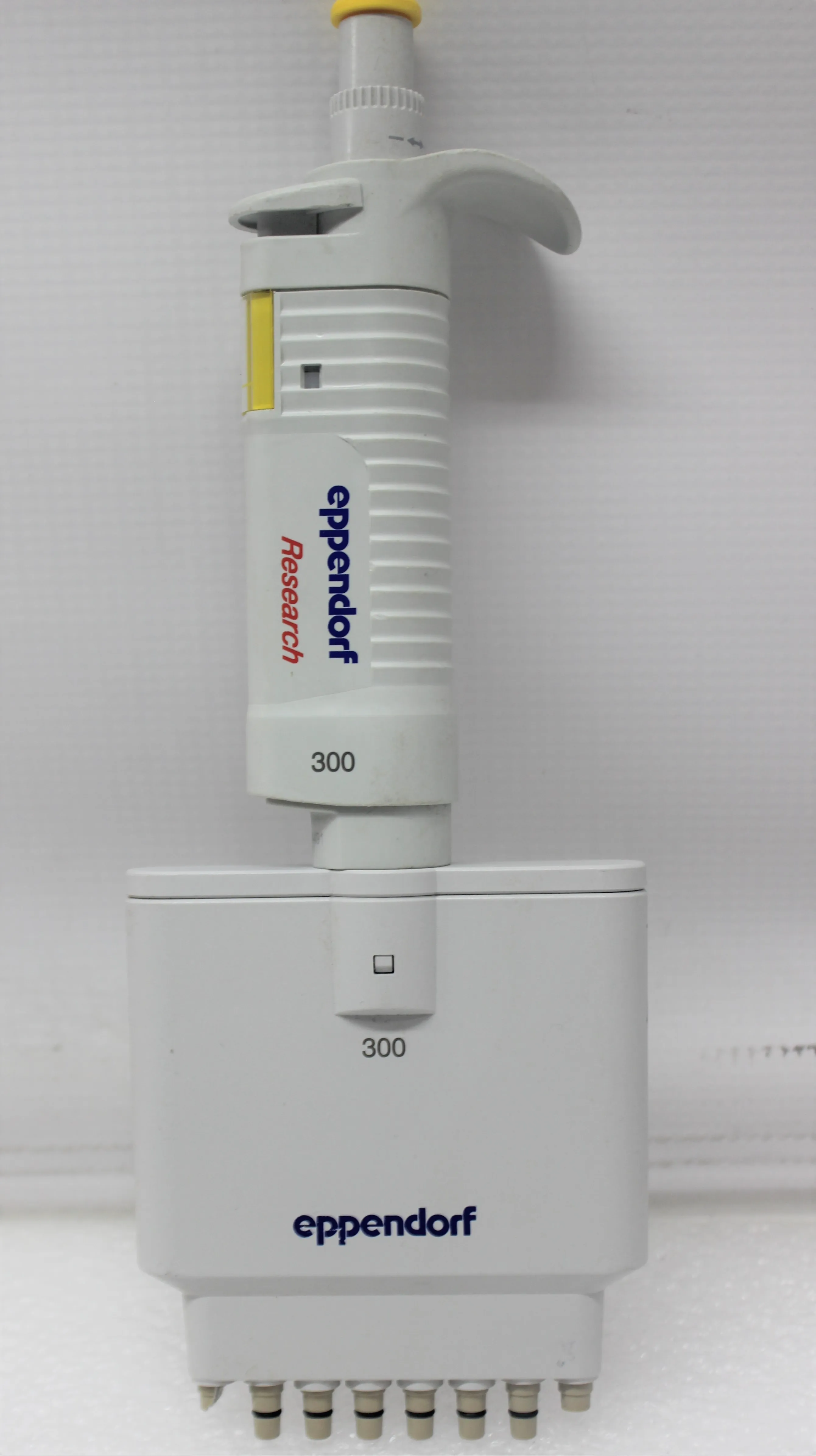 Eppendorf 8-Channel Multichannel Pipette 30-300 uL 2004491