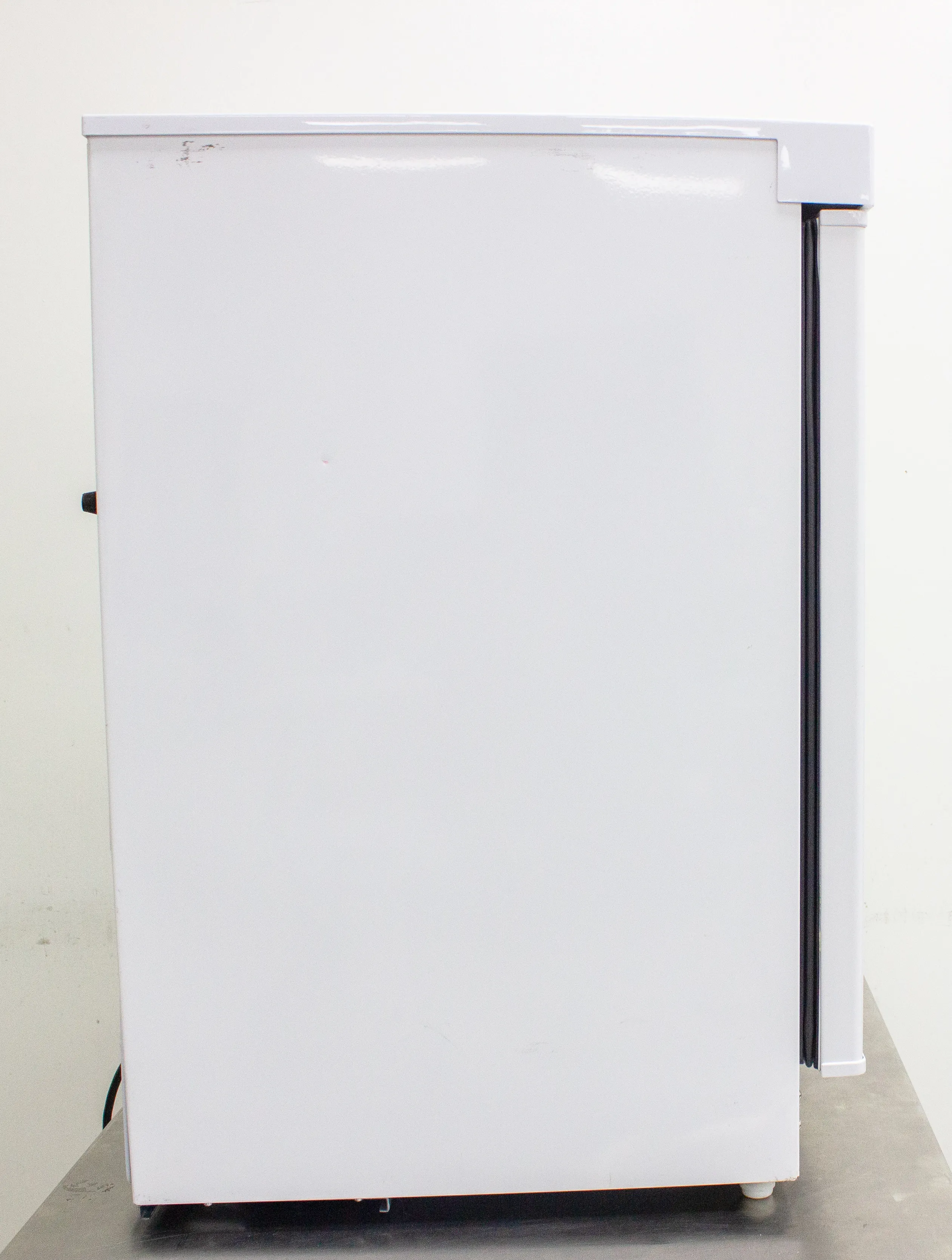 VWR Undercounter Refrigerator, Solid Door 4.6 Cu. Ft