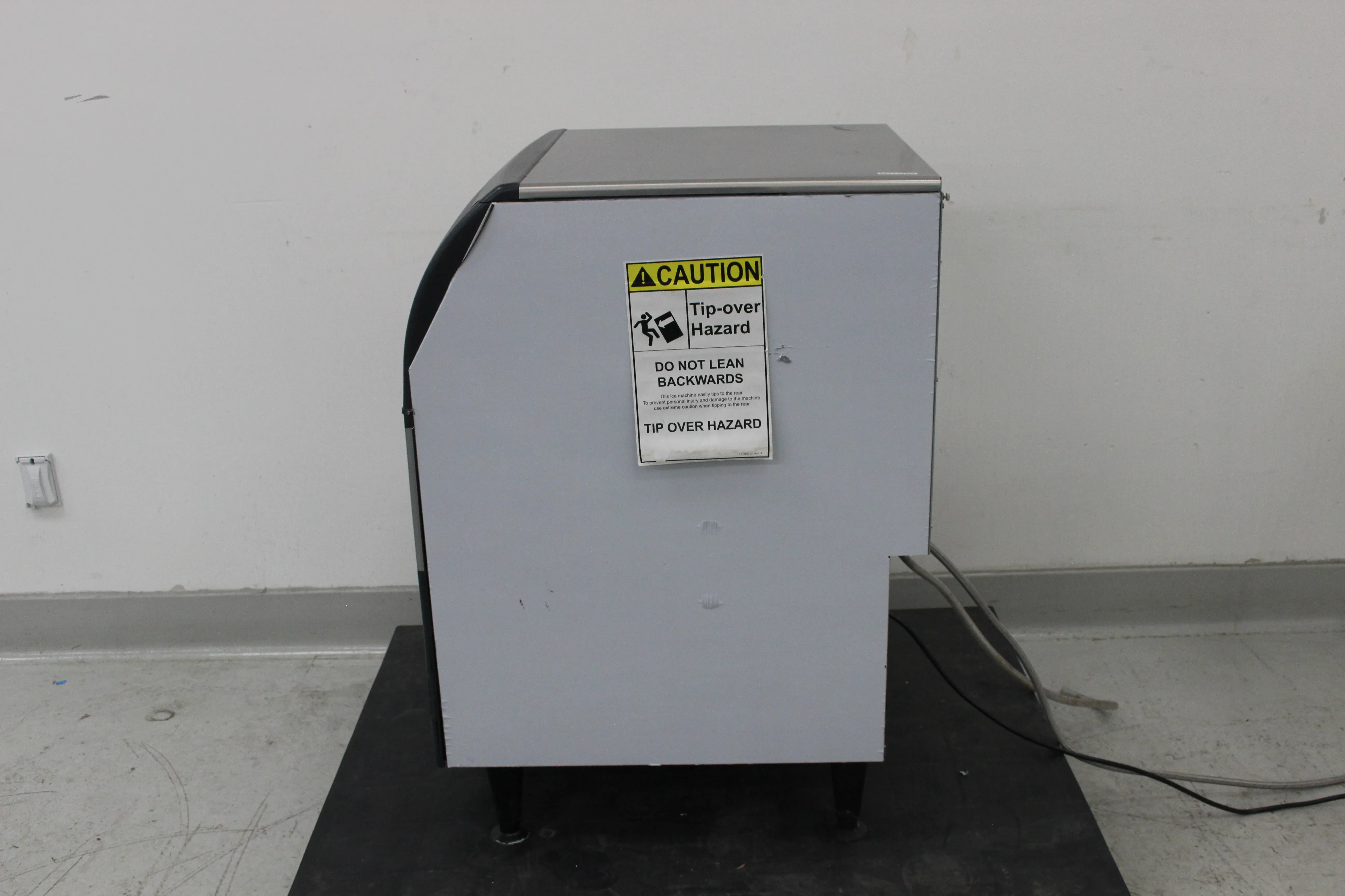 Scotsman Undercounter Ice Machine Model UF424-1A