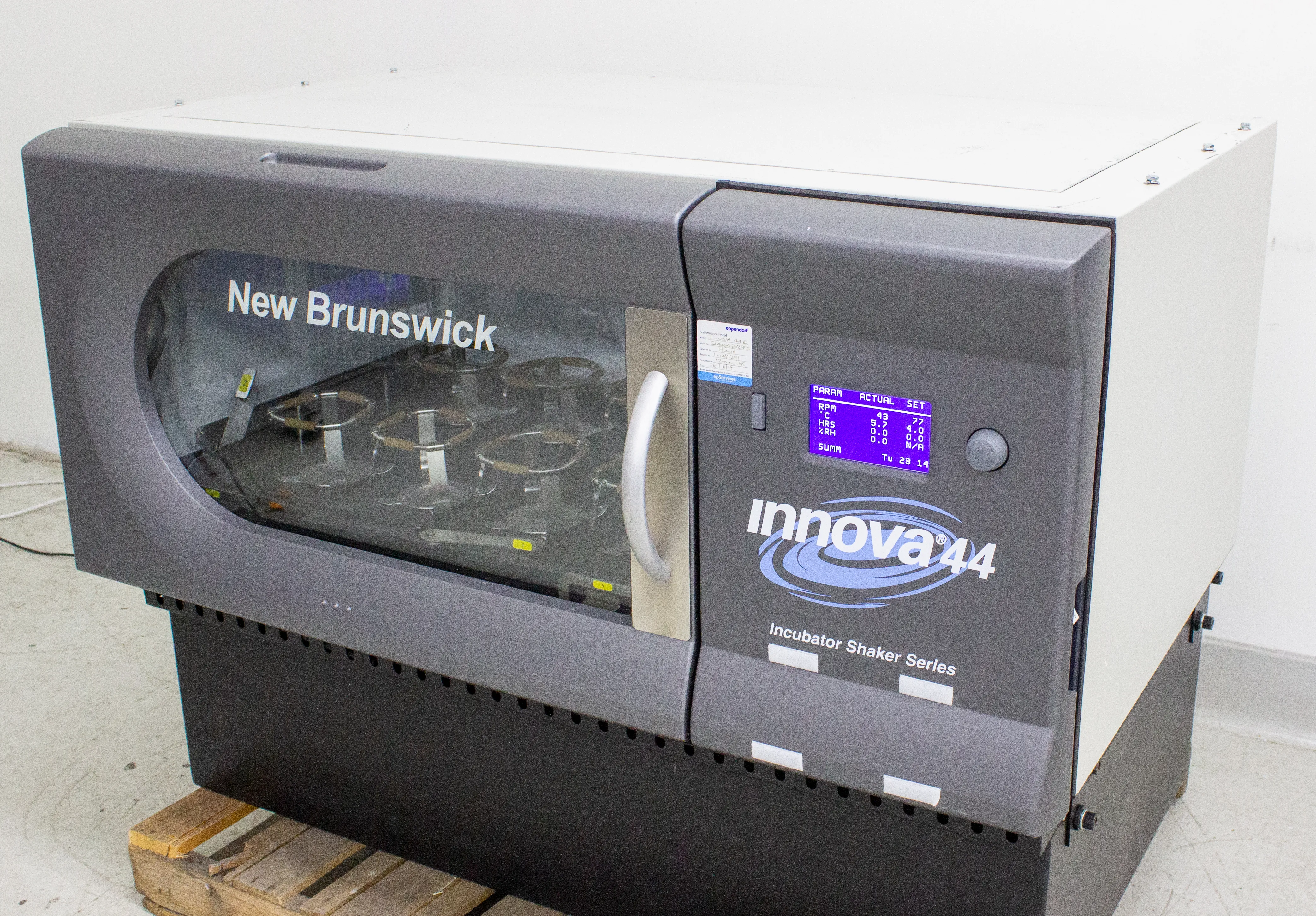 New Brunswick Innova 44R Refrigerated Incubator Shaker M1282-0006