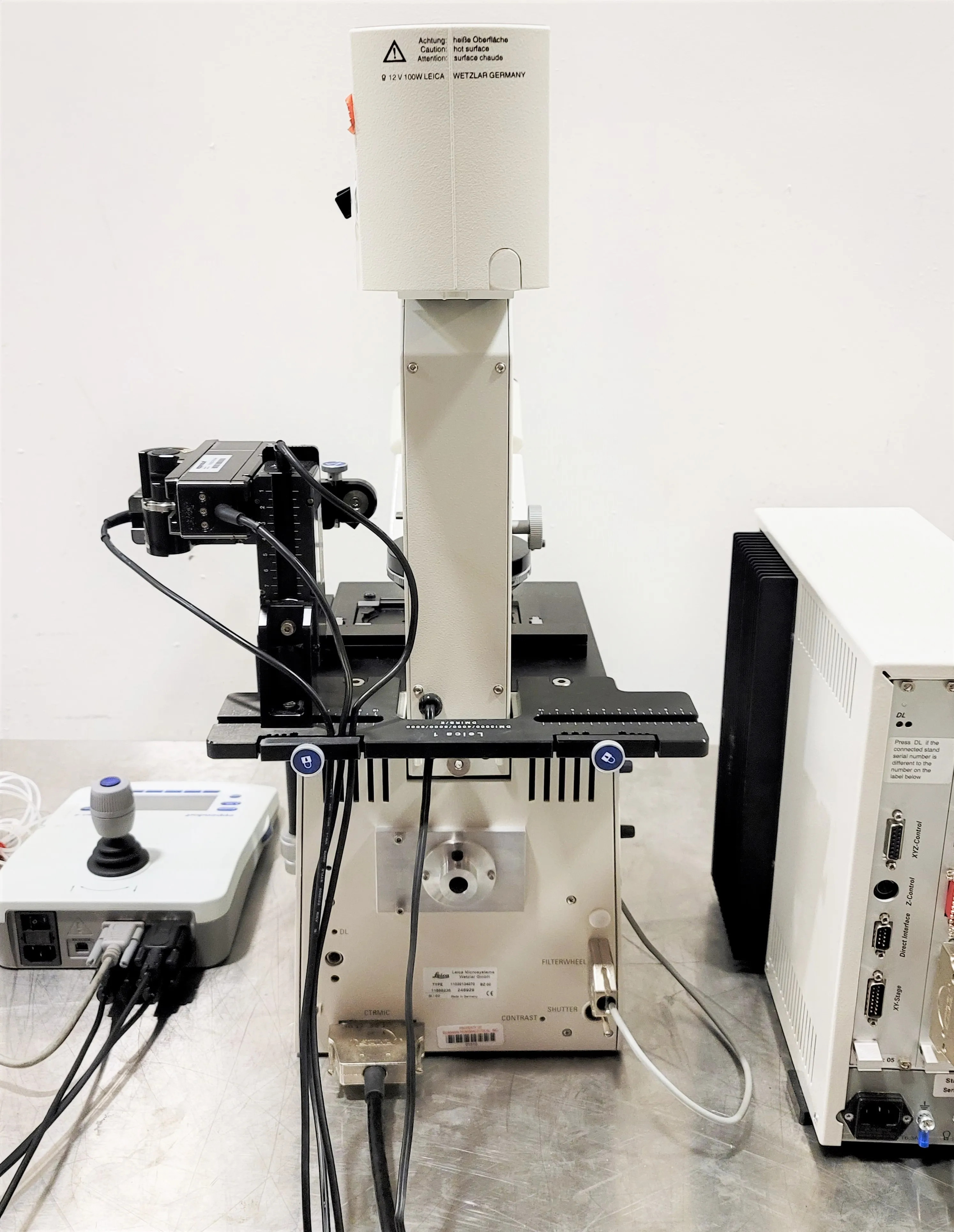 LEICA DM IRE 2 Microscope with Eppendorf FemtoJet 4i and InjectMan 4 Microinjection System