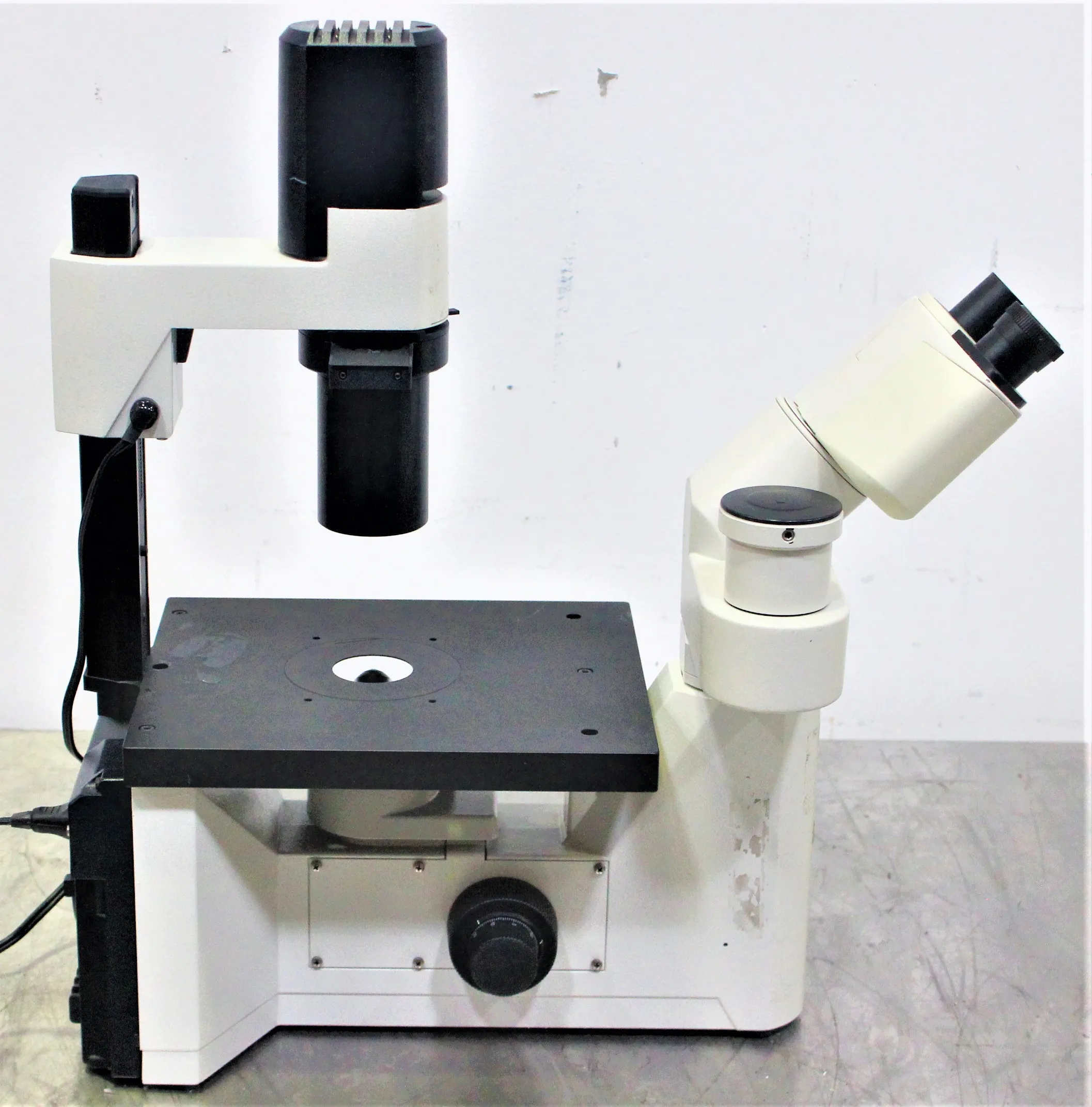 LEICA DM IL LED Microscope with Hi Plan L 10x/0.22 PH I Objective and Lecia Hi Plan L 20x/0.30 PH 1 Objective