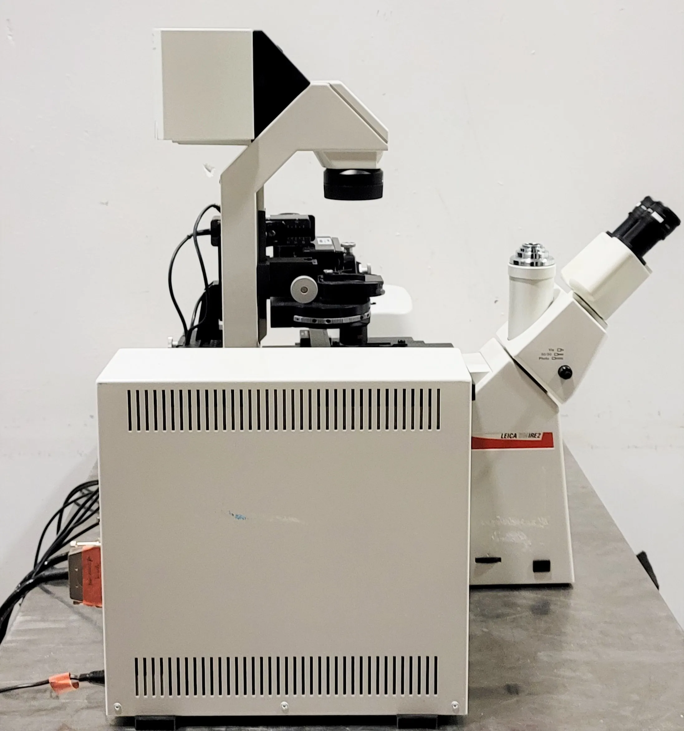 LEICA DM IRE 2 Microscope with Eppendorf FemtoJet 4i and InjectMan 4 Microinjection System