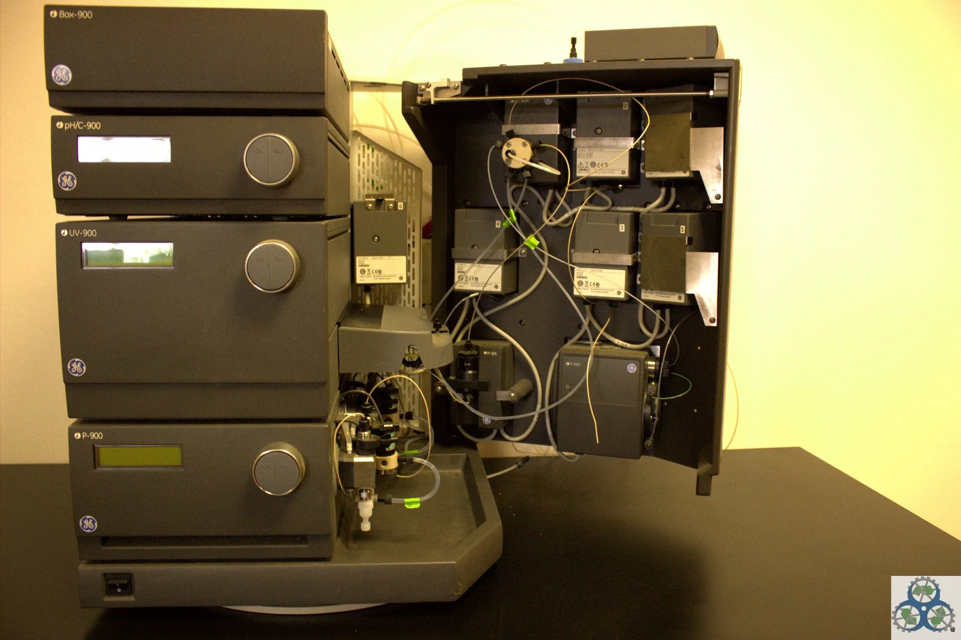 Used GE AKTAexplorer Liquid Chromatography System with Monitor UV-900 and Monitor pH/C-900