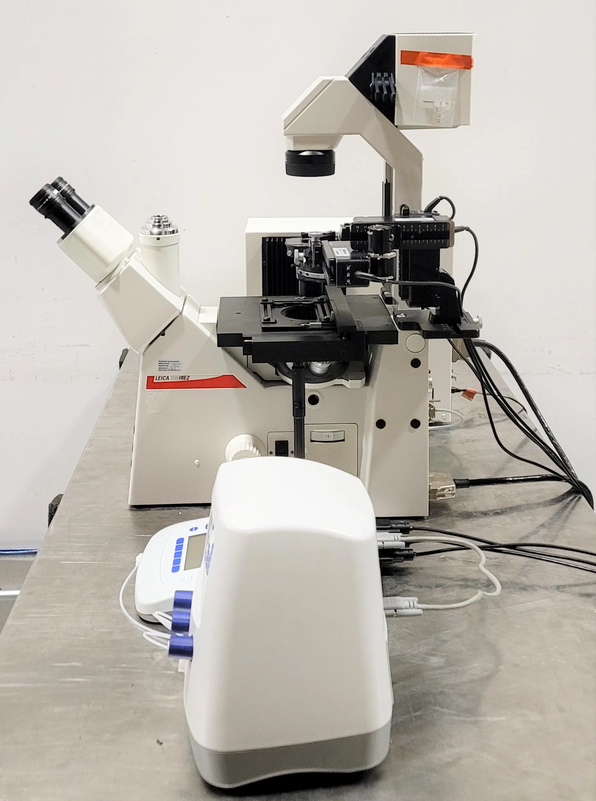 LEICA DM IRE 2 Microscope with Eppendorf FemtoJet 4i and InjectMan 4 Microinjection System