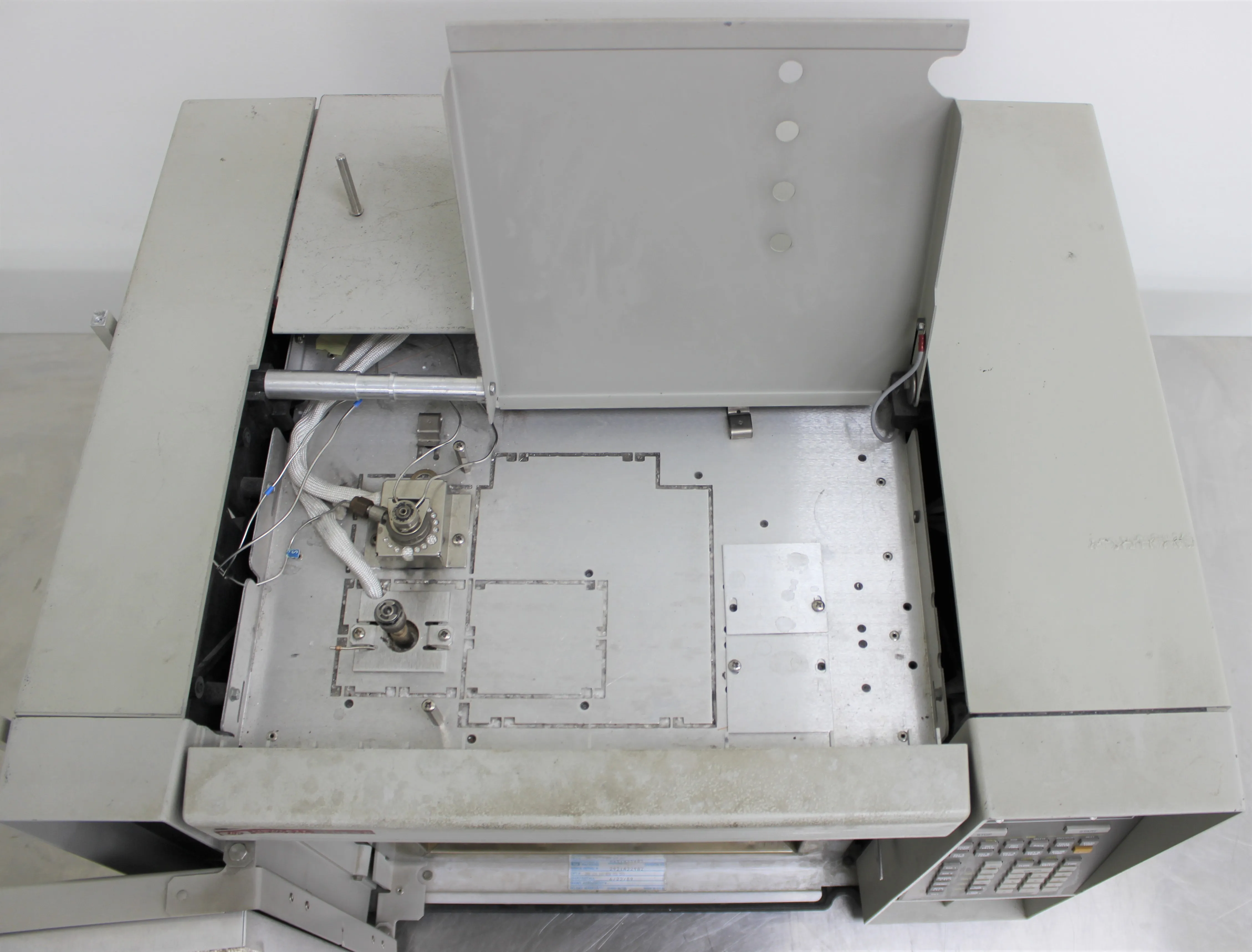 HP 5890 Series II Gas Chromatograph - For Parts or Not Working (AS-IS, Error EPPB Safety Shutdown)