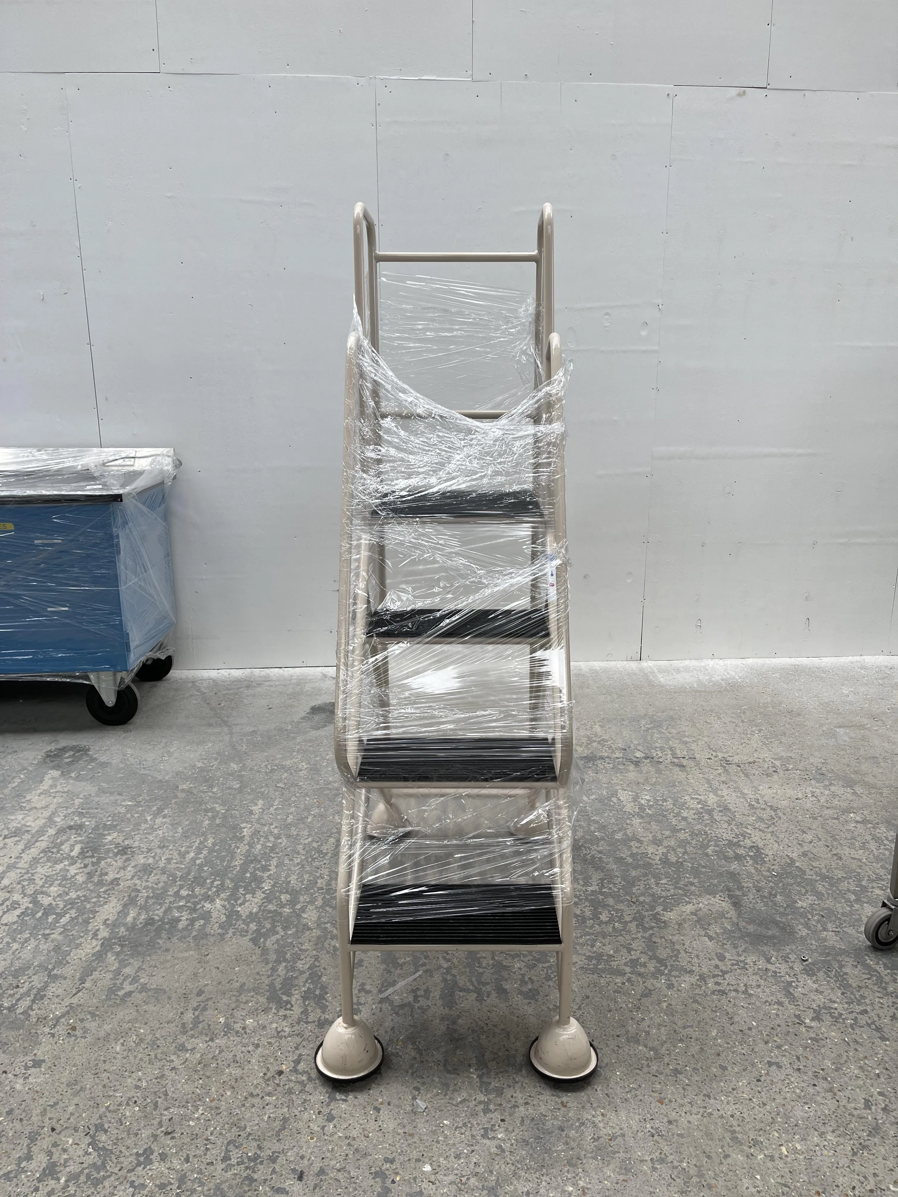 Used Mobile Step Ladder 8004168