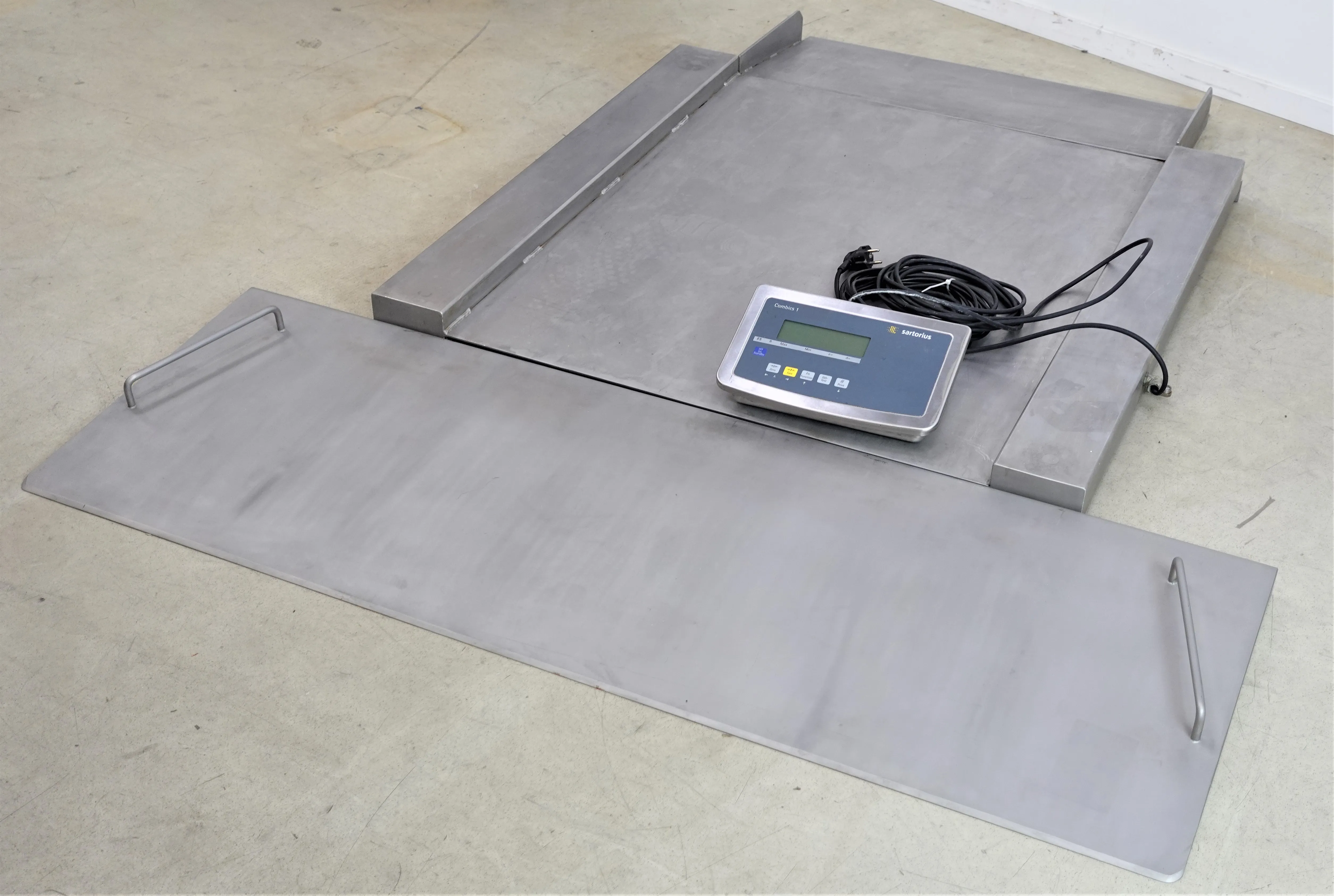 Sartorius Minebea IF600LIS-L0CE Combics 1 Flat-Bed Floor Scale - Laboratory Scale / Bench Scale / Floor Scale by Sartorius