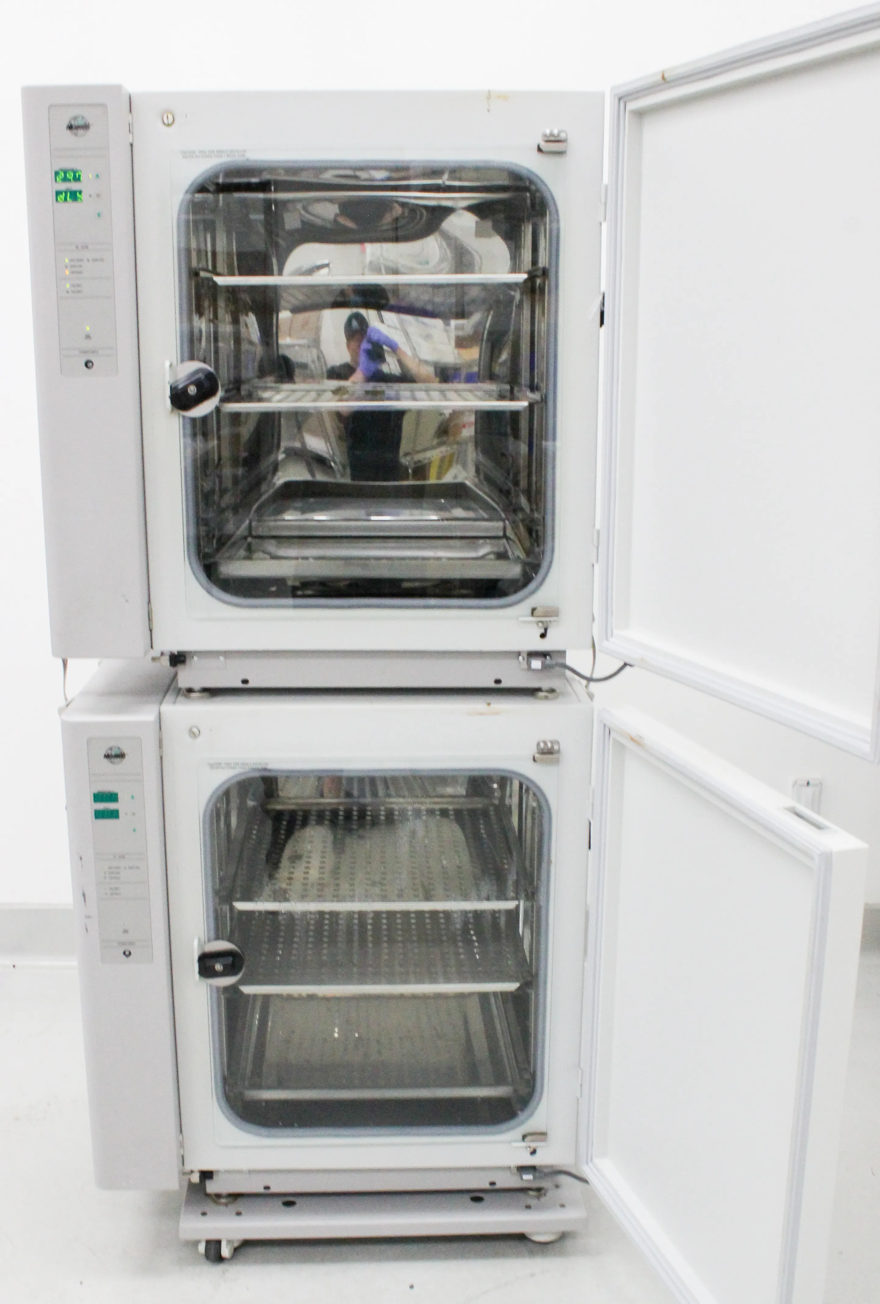 NuAire Dual Stack Autoflow C02 Water-Jacketed Incubator Model Nu-4750