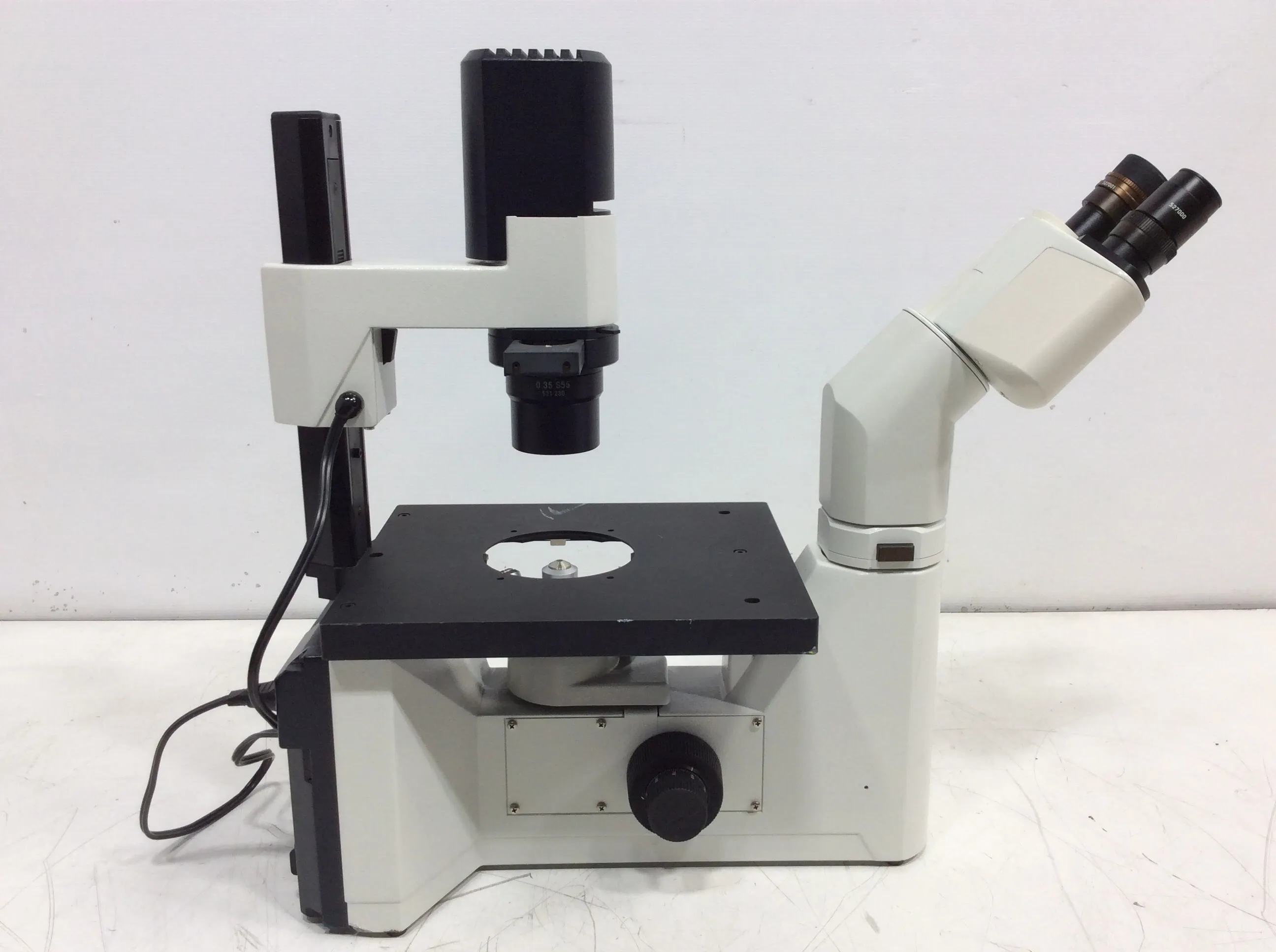 LEICA DMIL 090-135.001 INVERTED MICROSCOPE with 4x, 10x and L20x C Plan Objectives