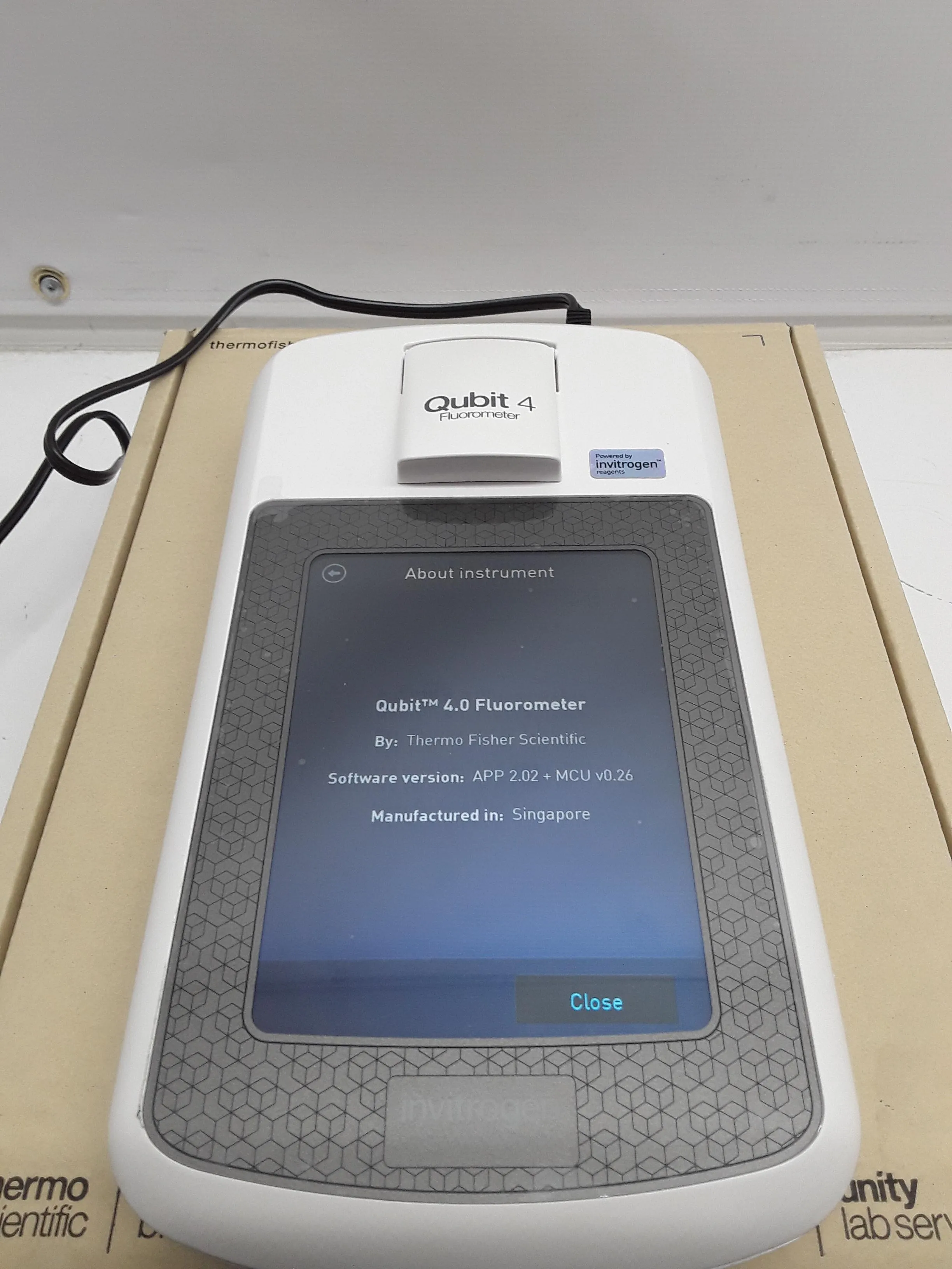 Invitrogen Qubit 4 Fluorometer DNA Synthesizer Q33226 Molecular Biology Used Laboratory Equipment