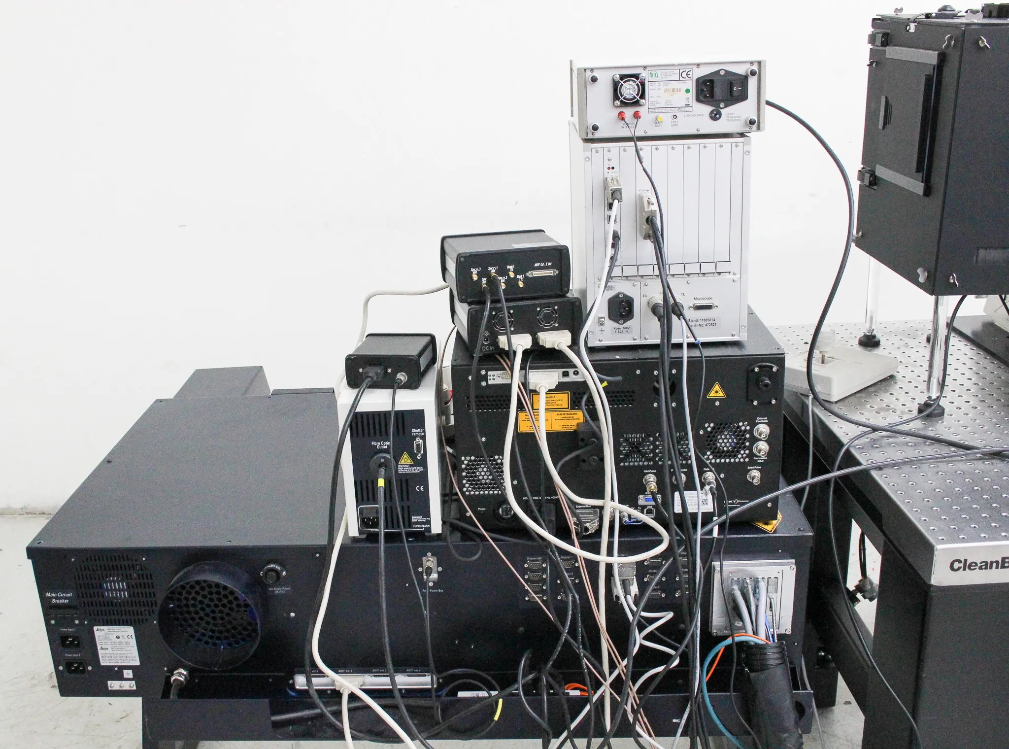 LEICA TCS SP8 X Confocal System w/ DMI8 Microscope Stand, Okolab Cage Incubator & Gimball Piston