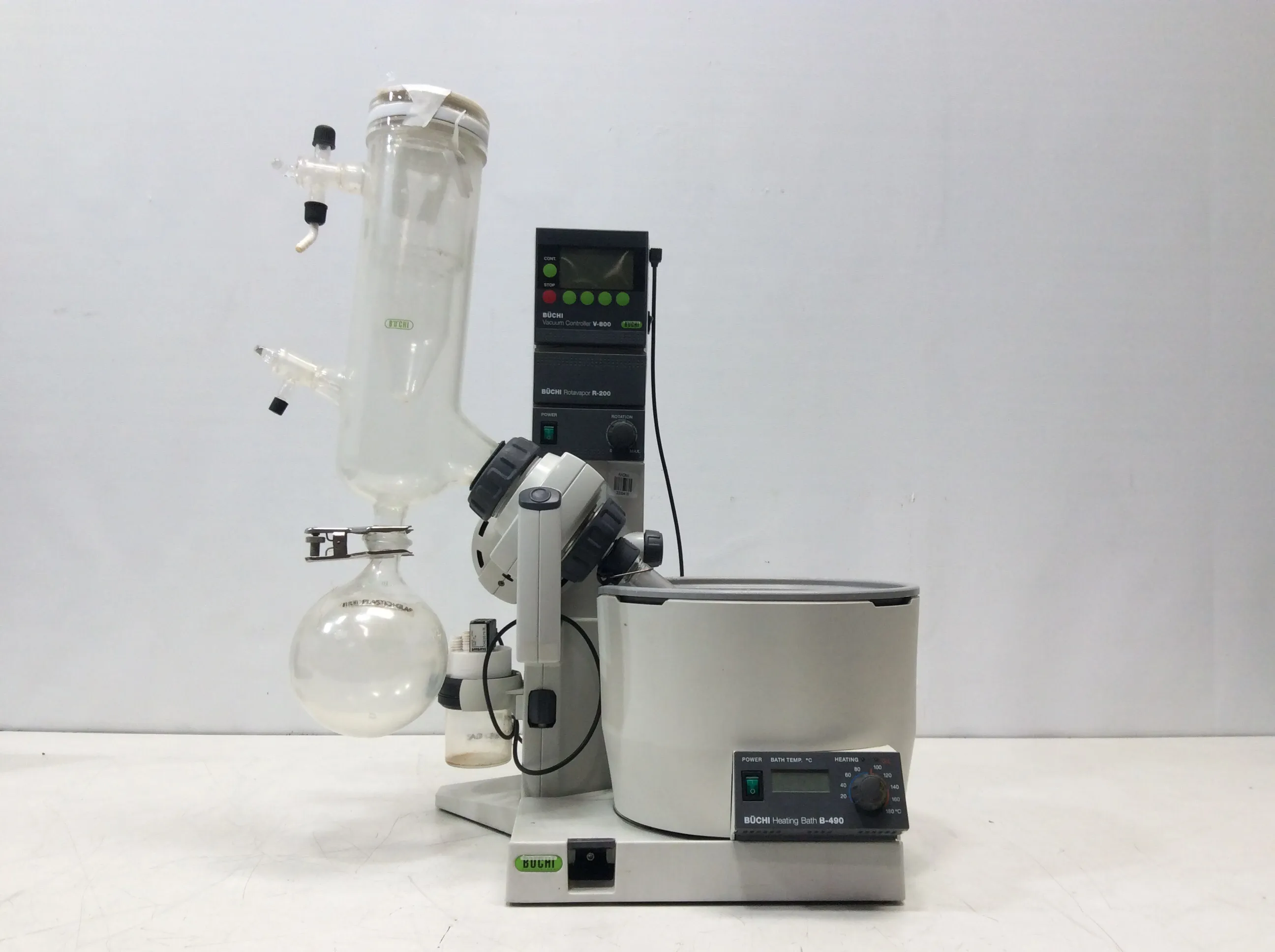 BUCHI Rotavapor R-200 Rotary Evaporator System with V-800 Vacuum Controller and B-490 Heating Bath