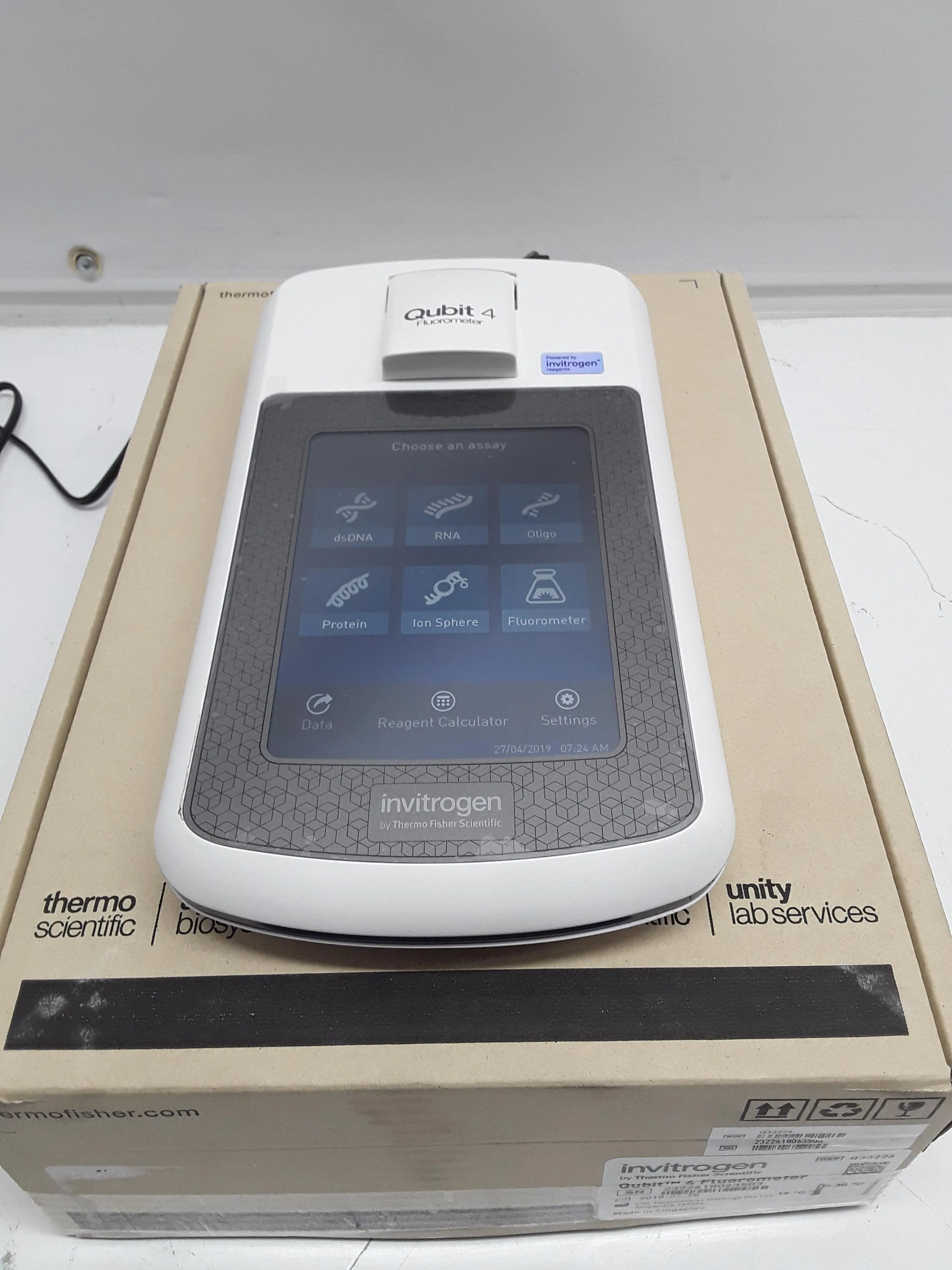 Invitrogen Qubit 4 Fluorometer DNA Synthesizer Q33226 Molecular Biology Used Laboratory Equipment