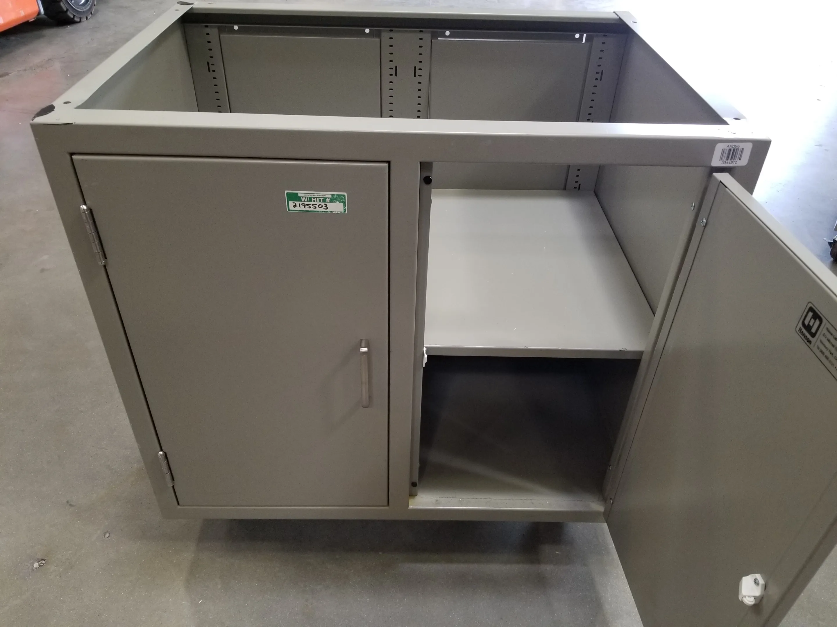 Used Hanson Lab Rolling Casework Cabinet w/out Trespa Top