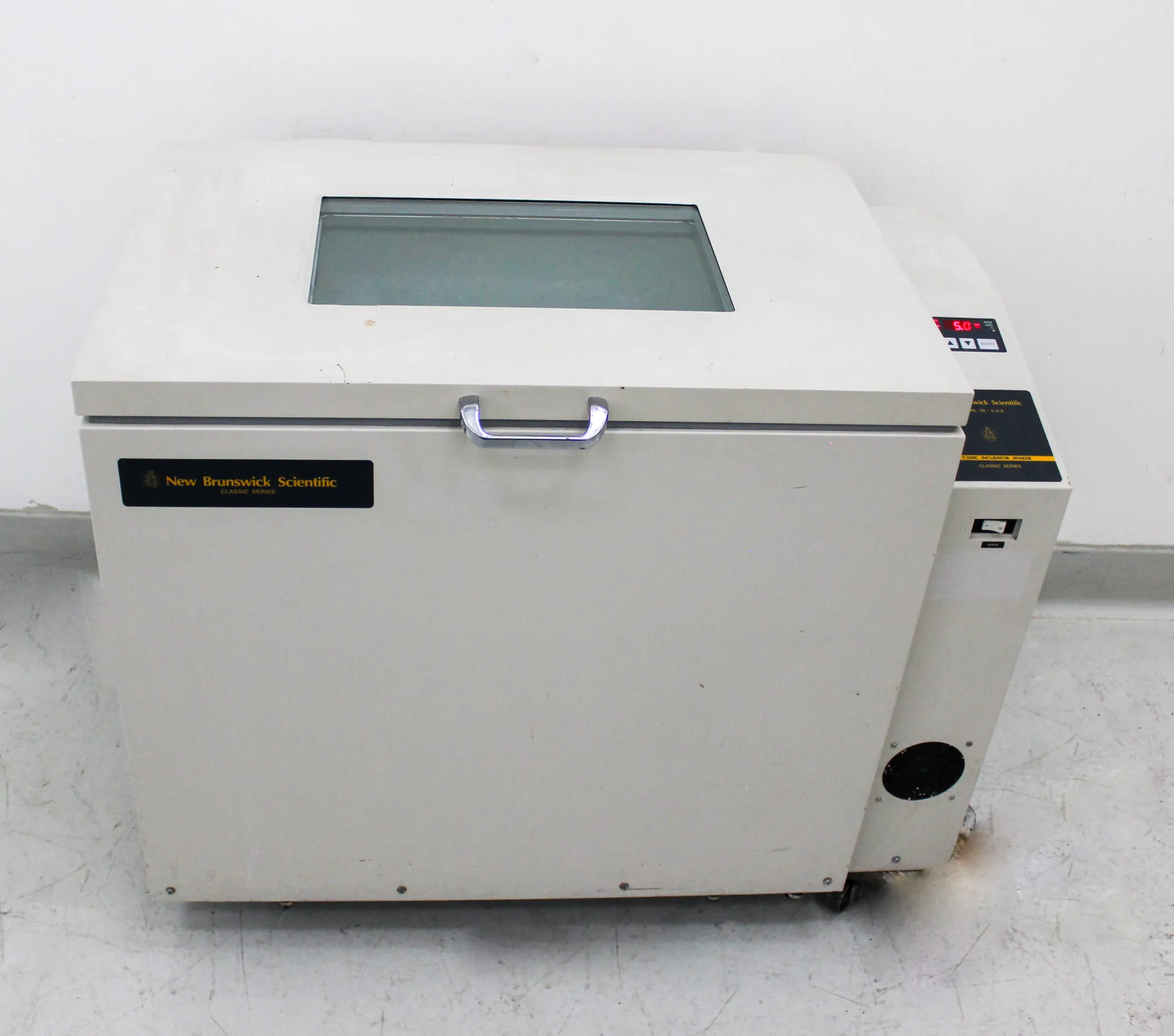 New Brunswick Scientific Incubator Shaker Classic C25KC