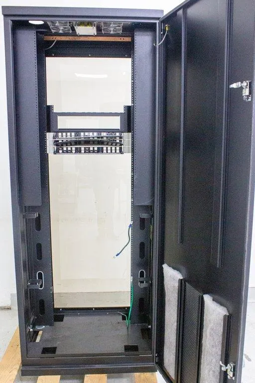 Electron Metal Server Rack Cabinet with Enhanced Cable and Airflow Management