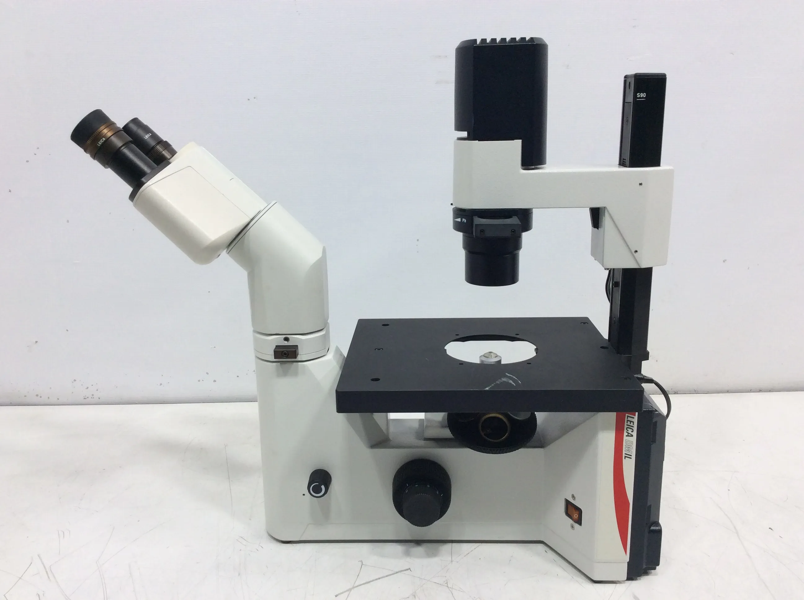 LEICA DMIL 090-135.001 INVERTED MICROSCOPE with 4x, 10x and L20x C Plan Objectives