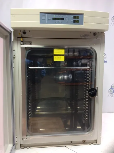 Forma Scientific Co2 Water Jacketed Incubator 3110 Single Chamber Model 3110