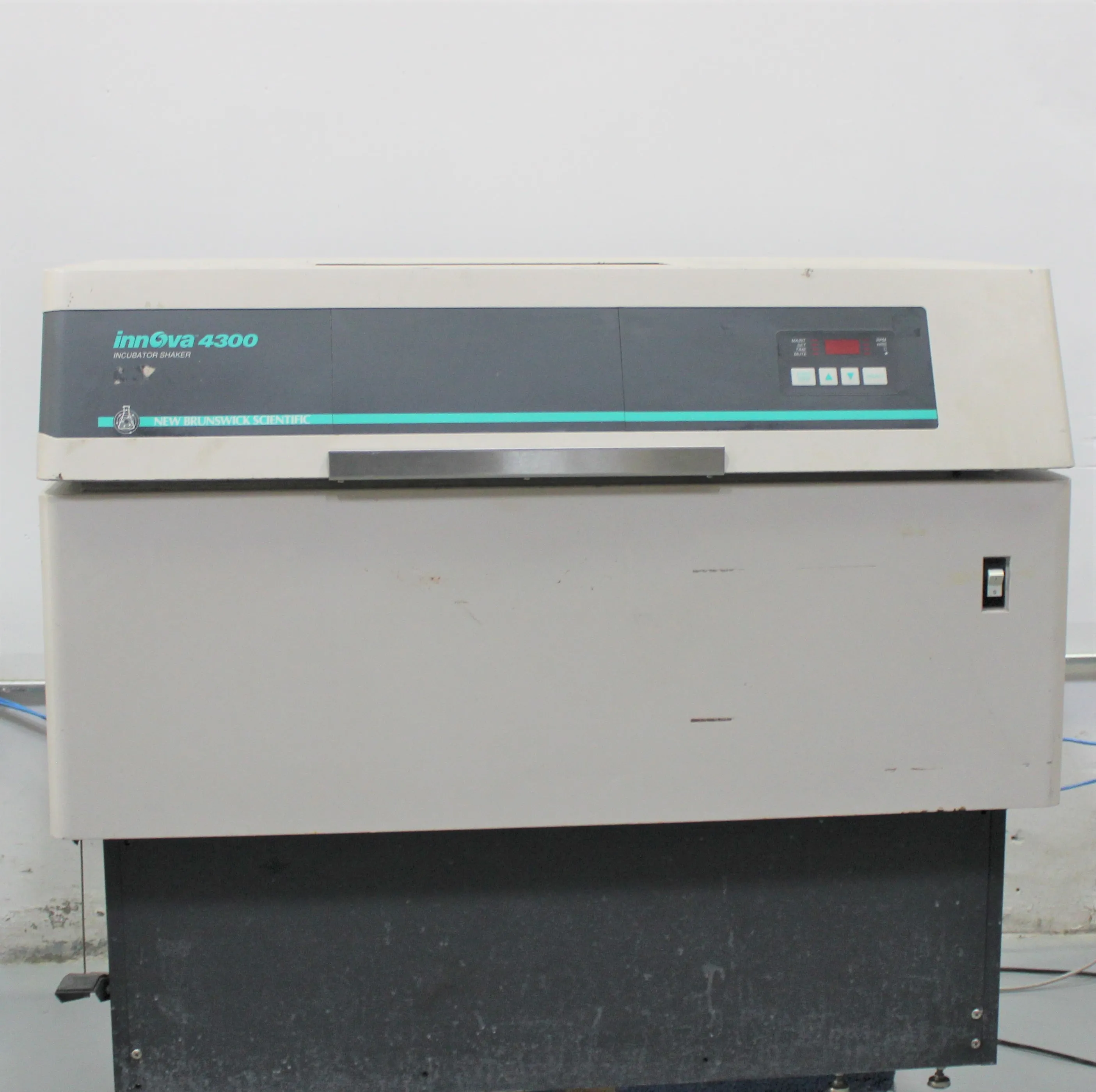 Innova 4300 Incubator Shaker 120V - Used