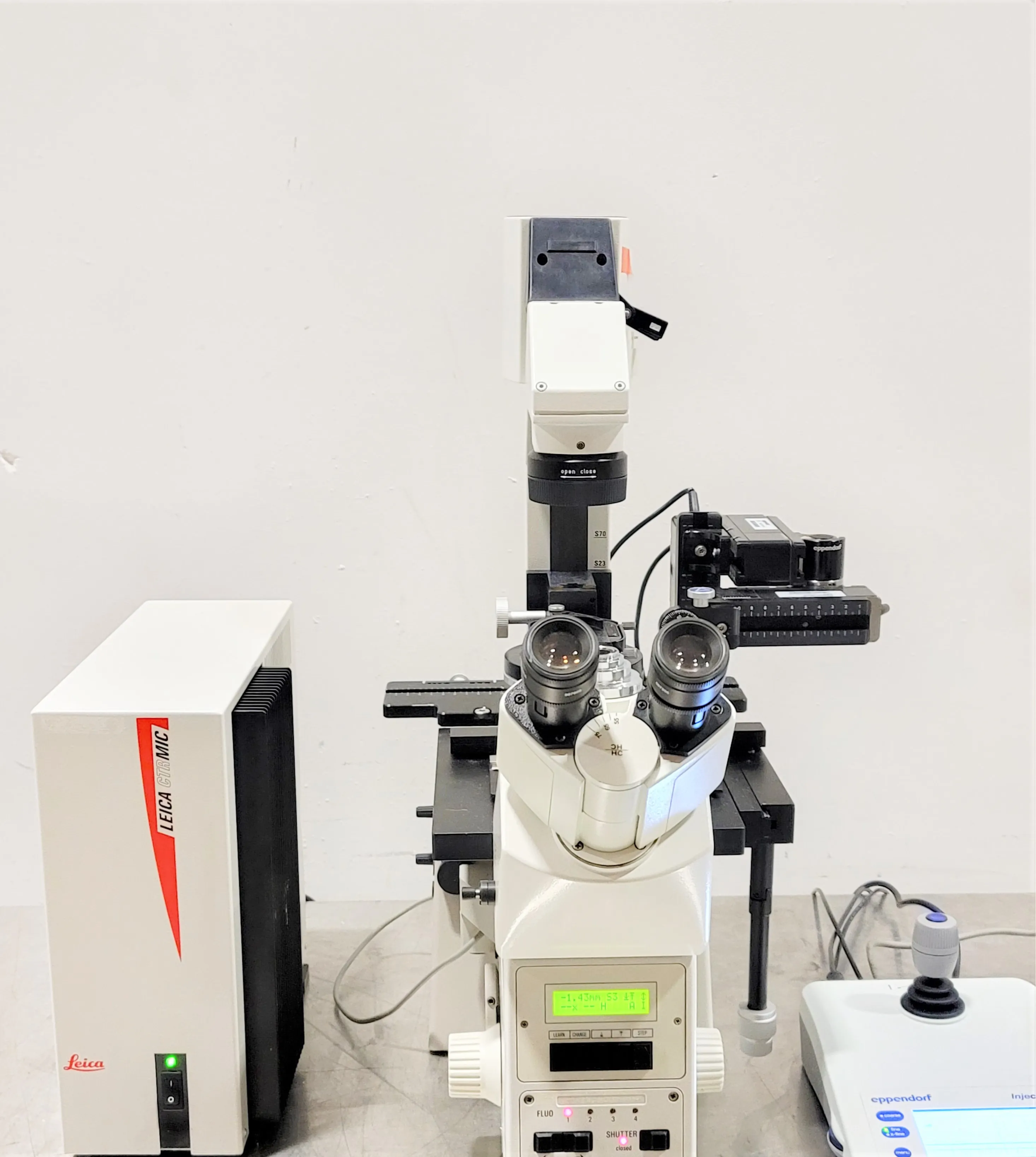 LEICA DM IRE 2 Microscope with Eppendorf FemtoJet 4i and InjectMan 4 Microinjection System