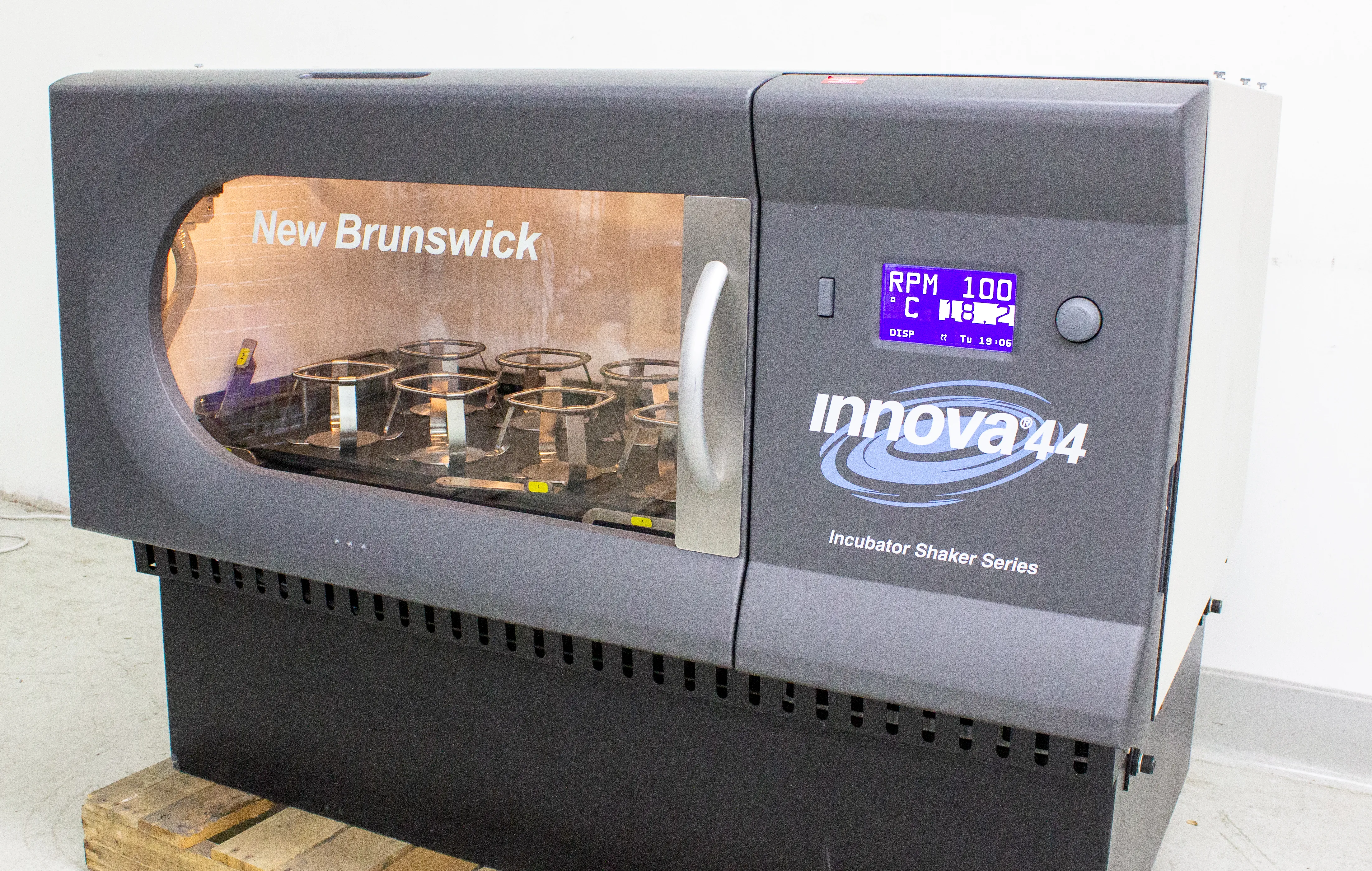 New Brunswick Innova 44R Refrigerated Incubator Shaker M1282-0006