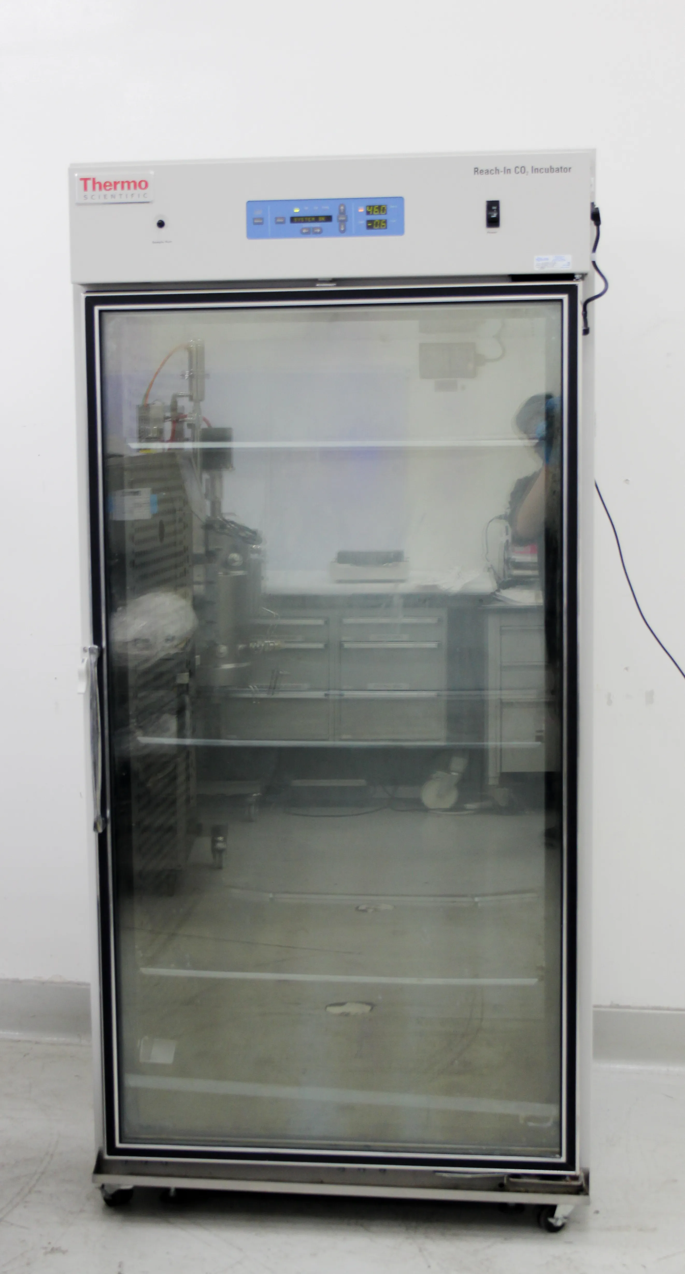 Thermo Scientific 3950 CO2 Incubator Large-Capacity Reach-In 821 L - Used