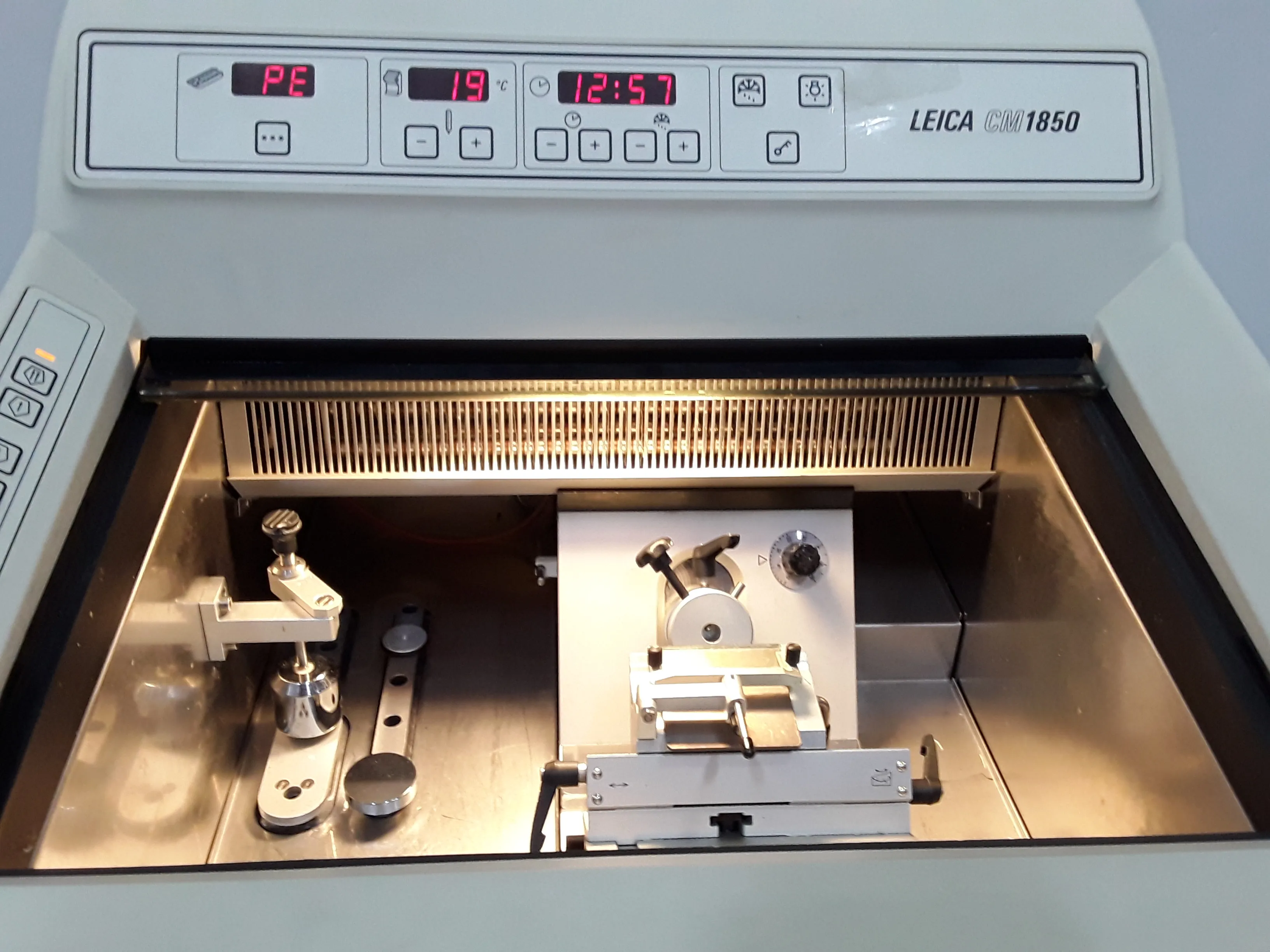 LEICA CM 1850-3-1 Cryostat - Used Laboratory and Medical Equipment