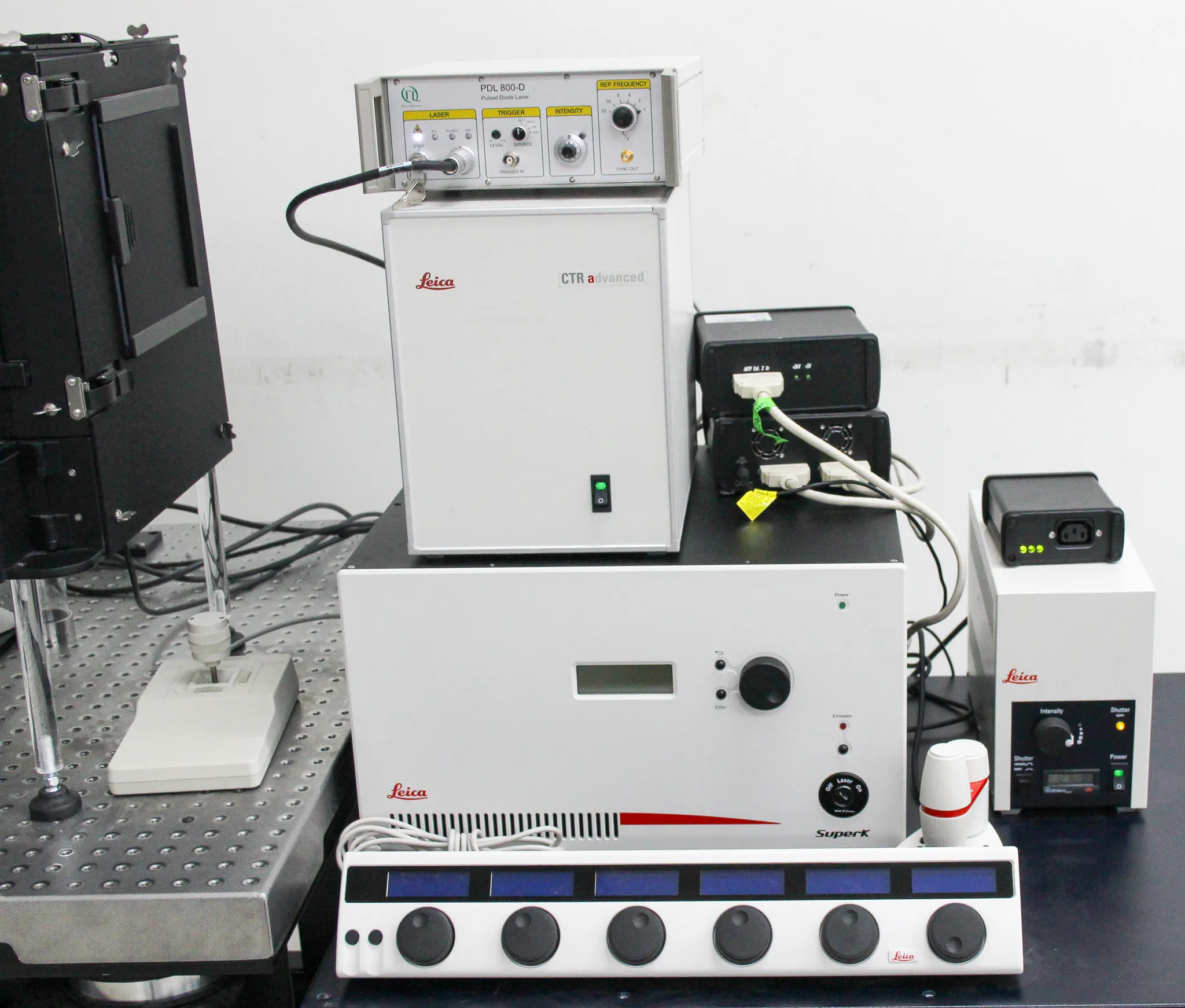 LEICA TCS SP8 X Confocal System w/ DMI8 Microscope Stand, Okolab Cage Incubator & Gimball Piston