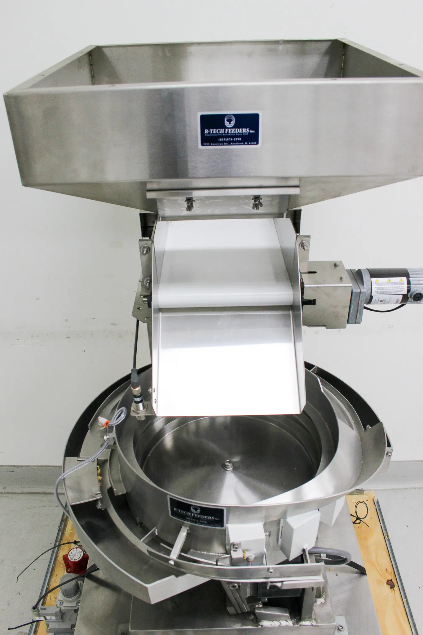 R-Tech Feeders Vibratory Bowl Feeder with Hopper Model 15-110AC-FC-B-H-CS