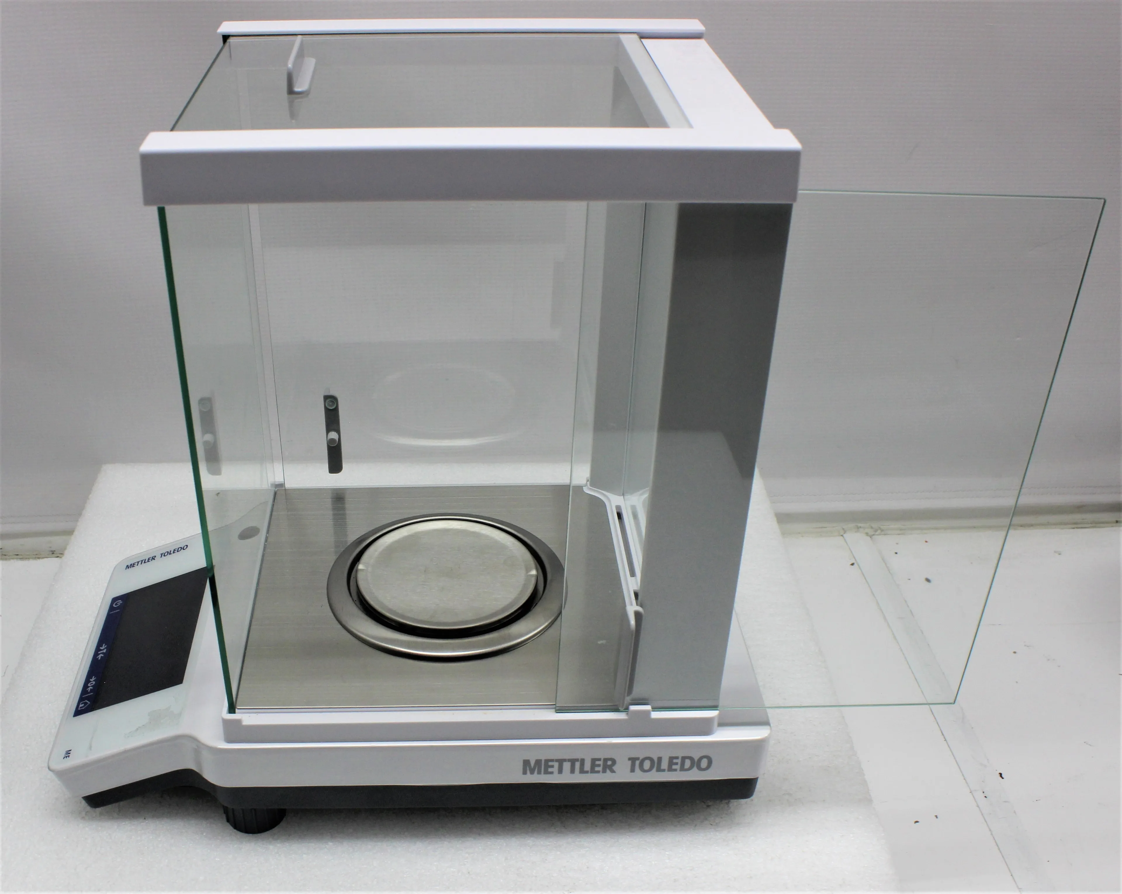 Mettler-Toledo ME104TE Analytical Balance with Touchscreen Operation