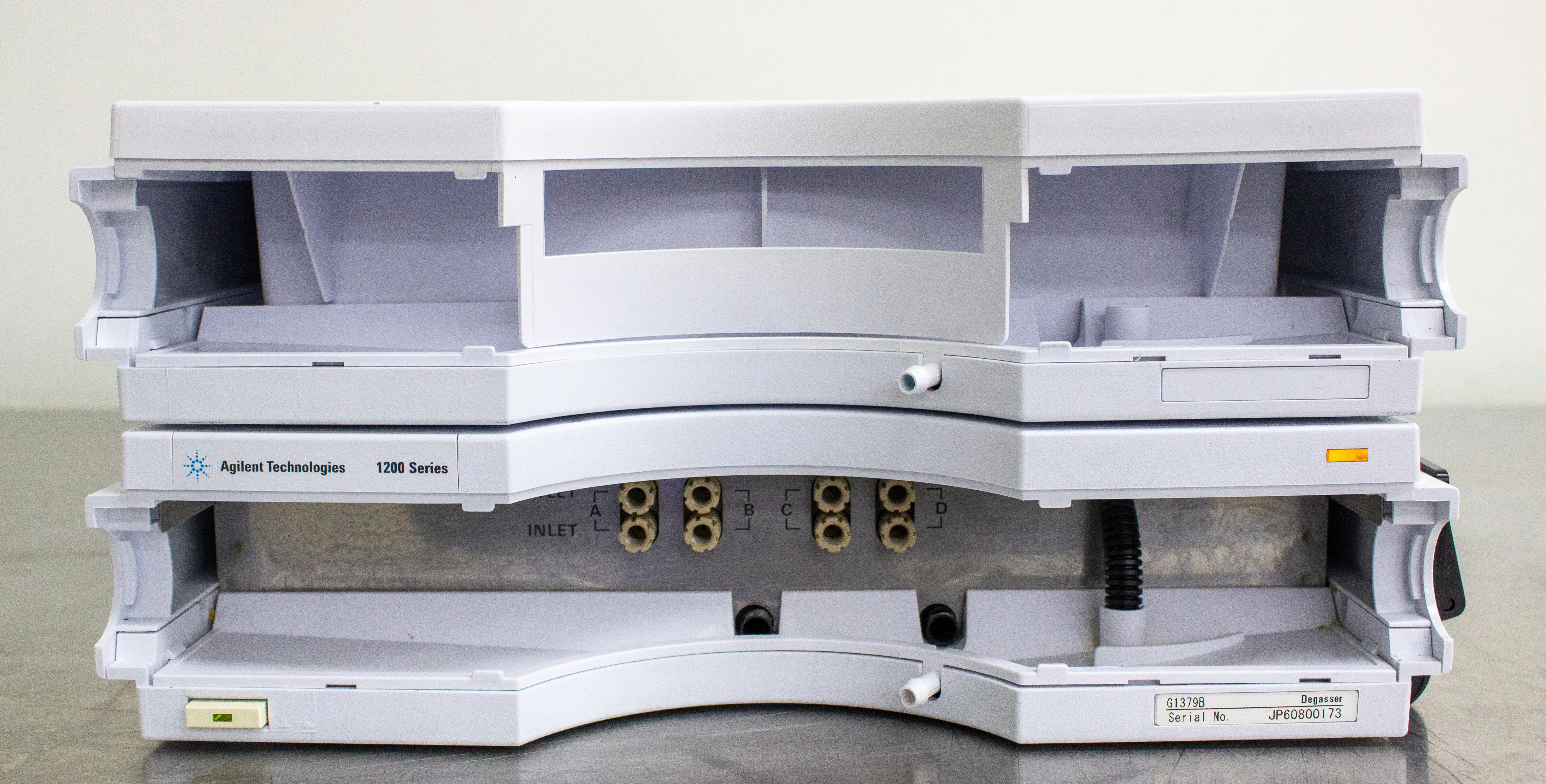 Agilent G1379B HPLC Degasser with Solvent Tray