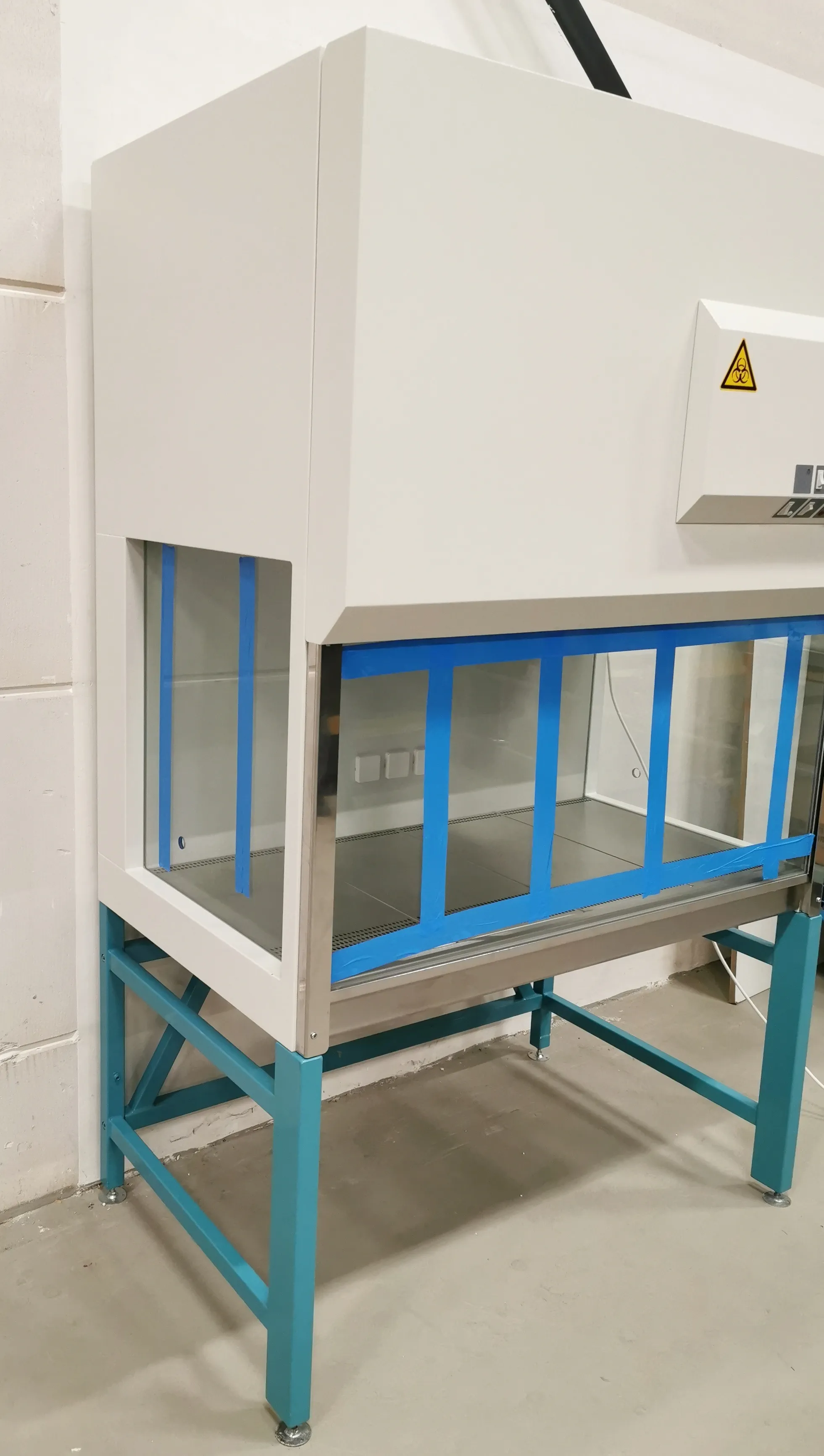 Used Kendro HeraSafe HS12 Biosafety Cabinet Class 1 - KENDRO / HERAEUS Herasafe HS12 - Safety Cabinet