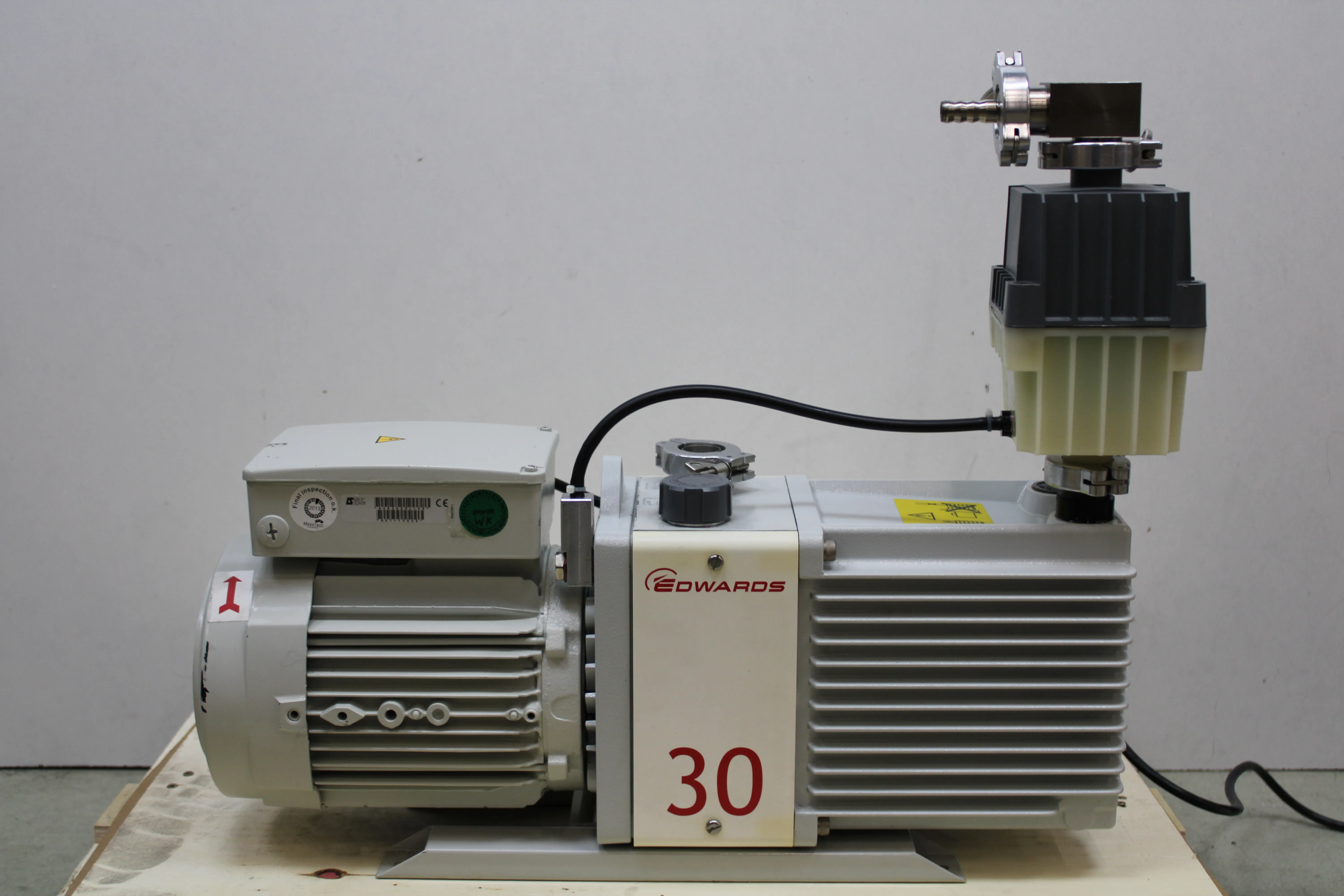 Edwards E2M30 Rotary Vane Vacuum Pump A37415903 Hydrocarbon Oil Dual Stage 220-240V