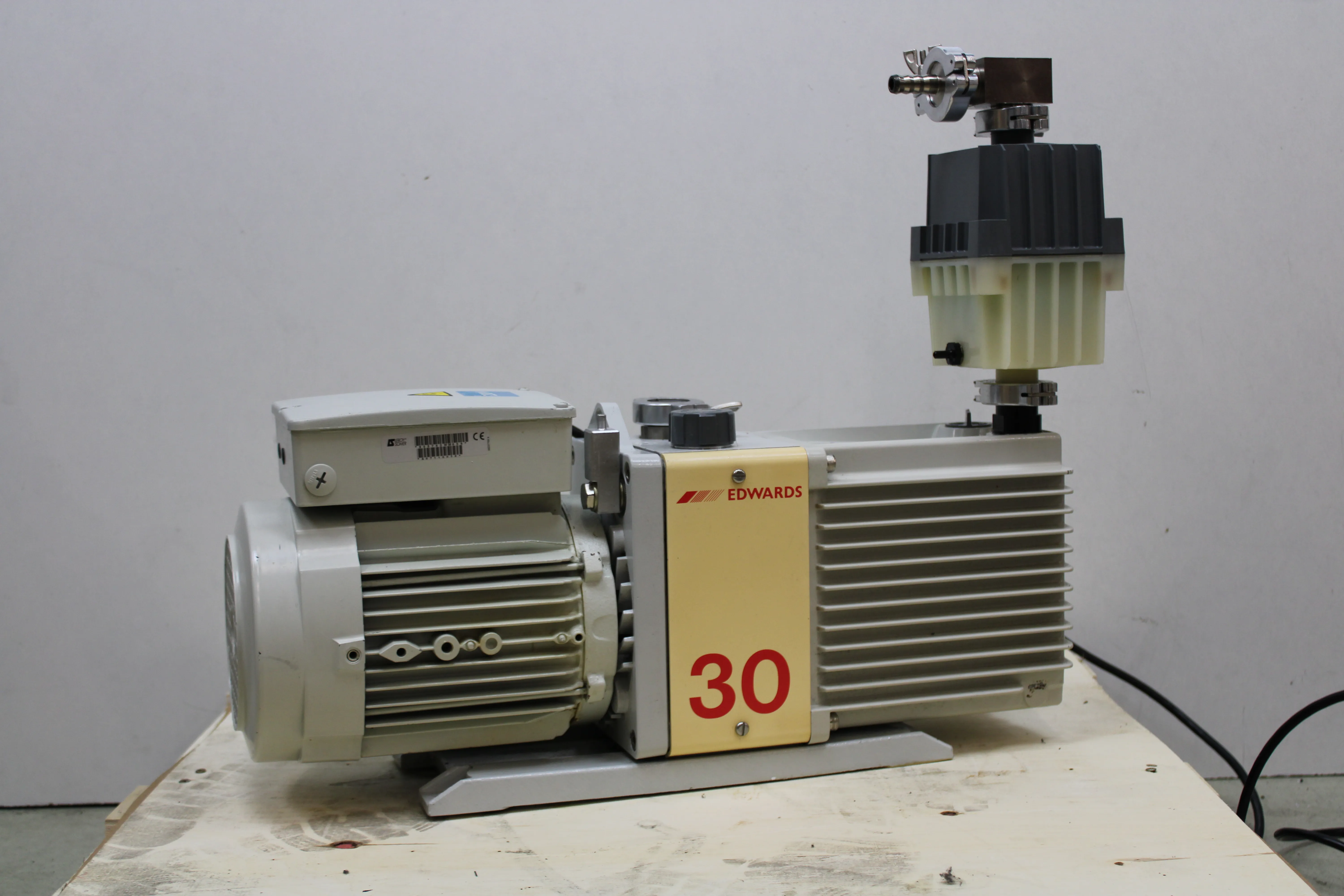 Edwards E2M30 Vacuum Pump with Hydrocarbon Oil, Dual Stage, Rotary Vane Pump, 220-240 VAC, A37415903