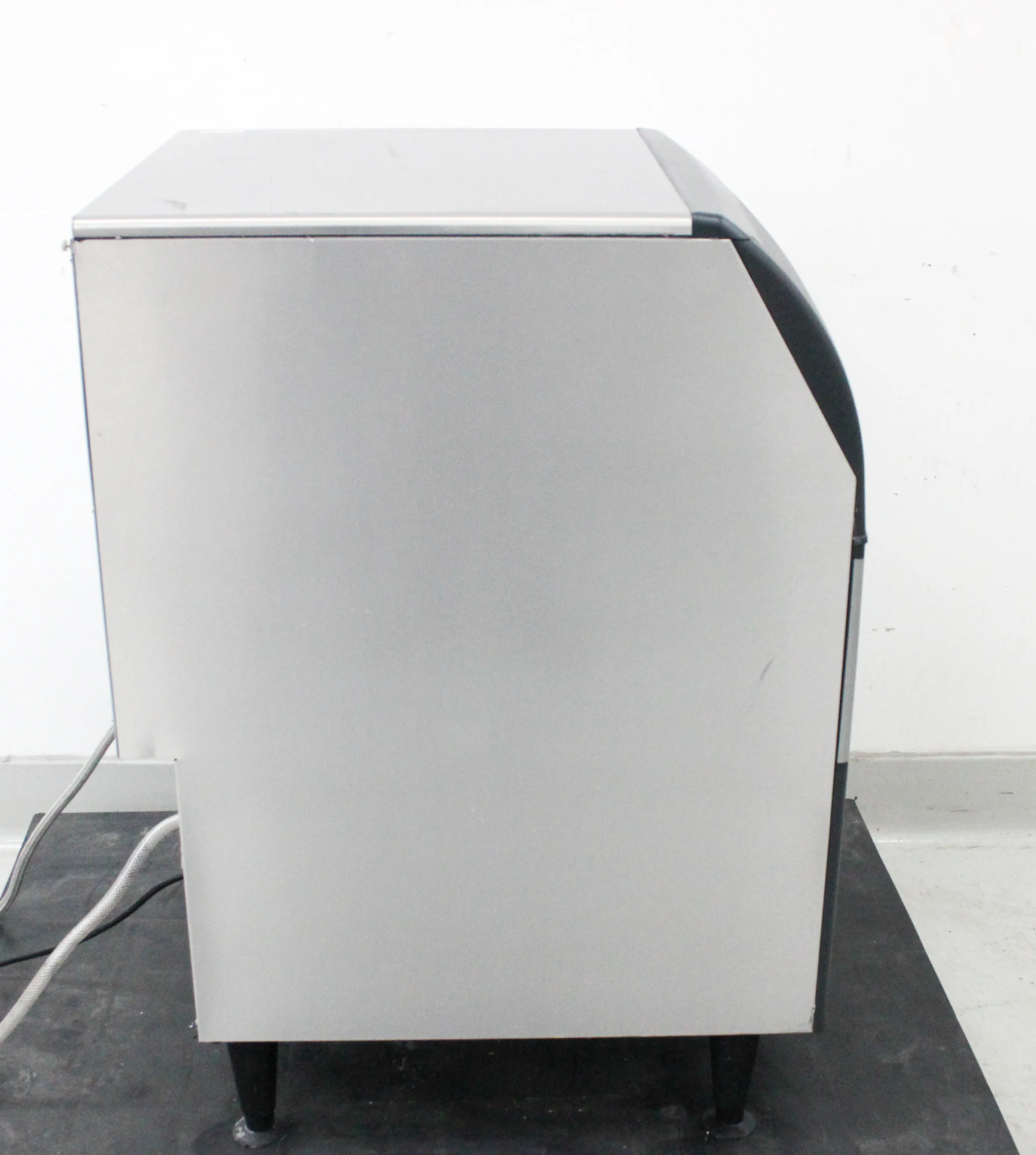 Scotsman Undercounter Ice Machine Model UF424-1A