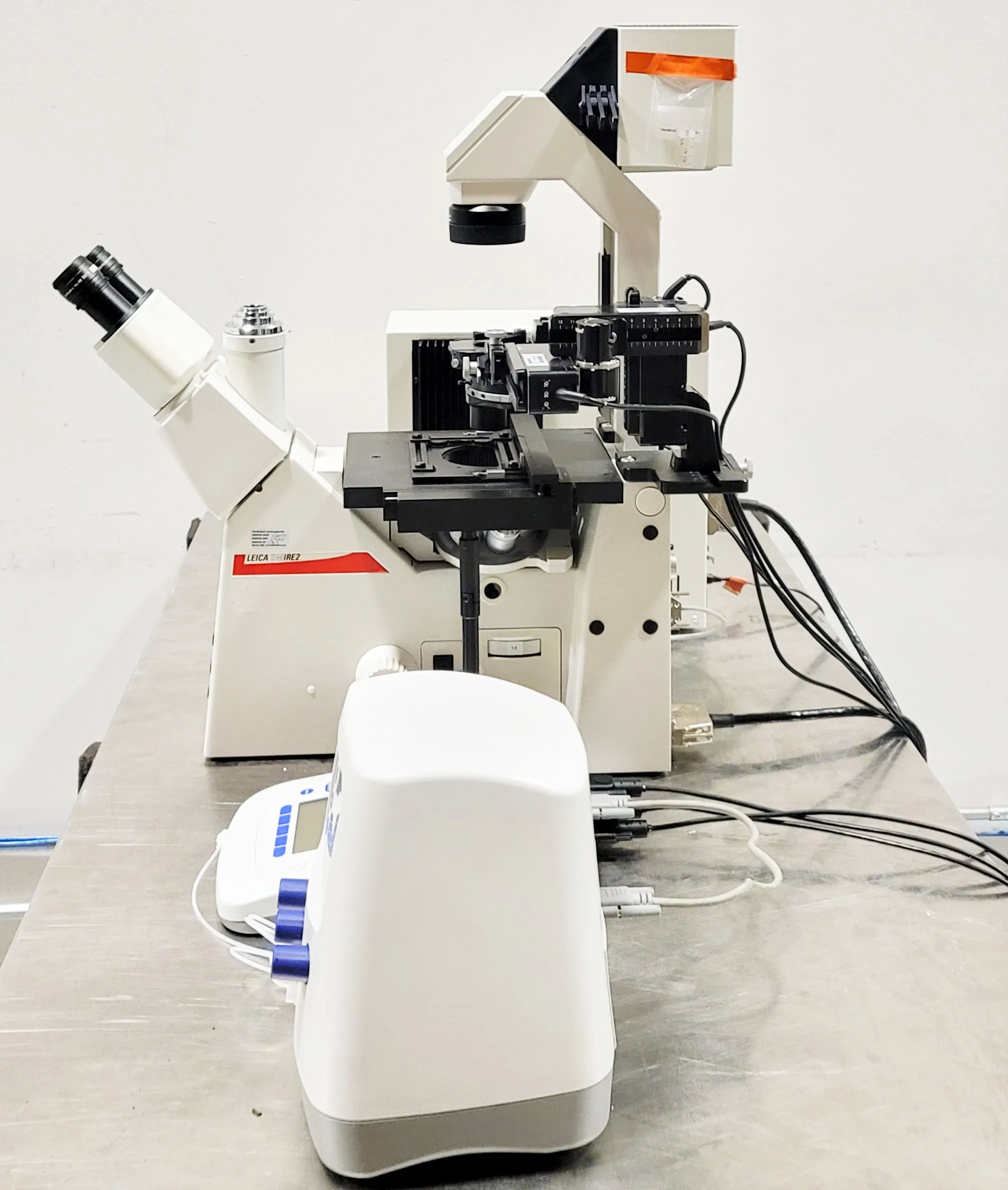 LEICA DM IRE 2 Microscope with Eppendorf FemtoJet 4i and InjectMan 4 Microinjection System