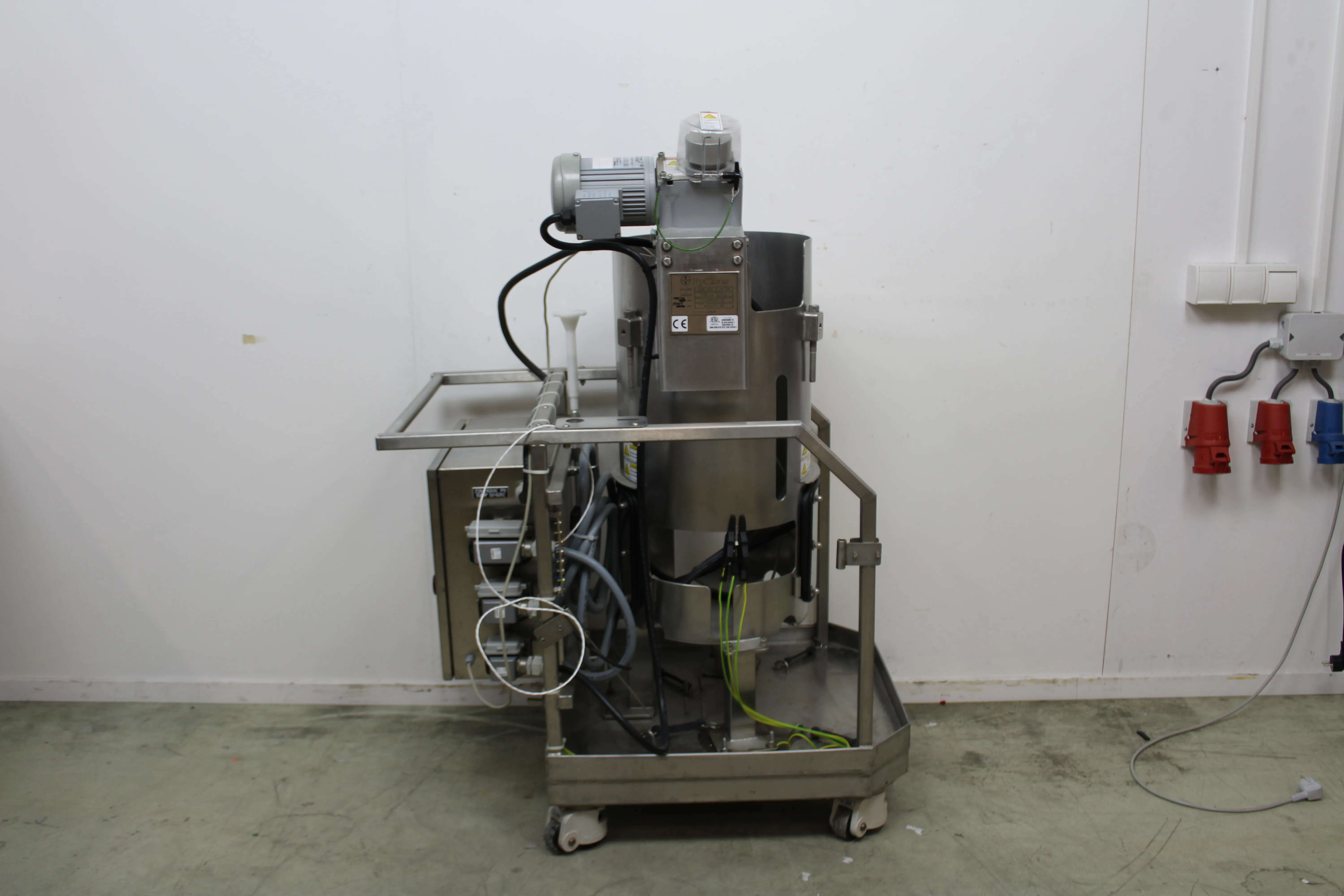 HyClone SV50171.02 50L Single-Use Bioreactor with MotorMixer GTR Phase 1/4HP Motor on Rolling Cart