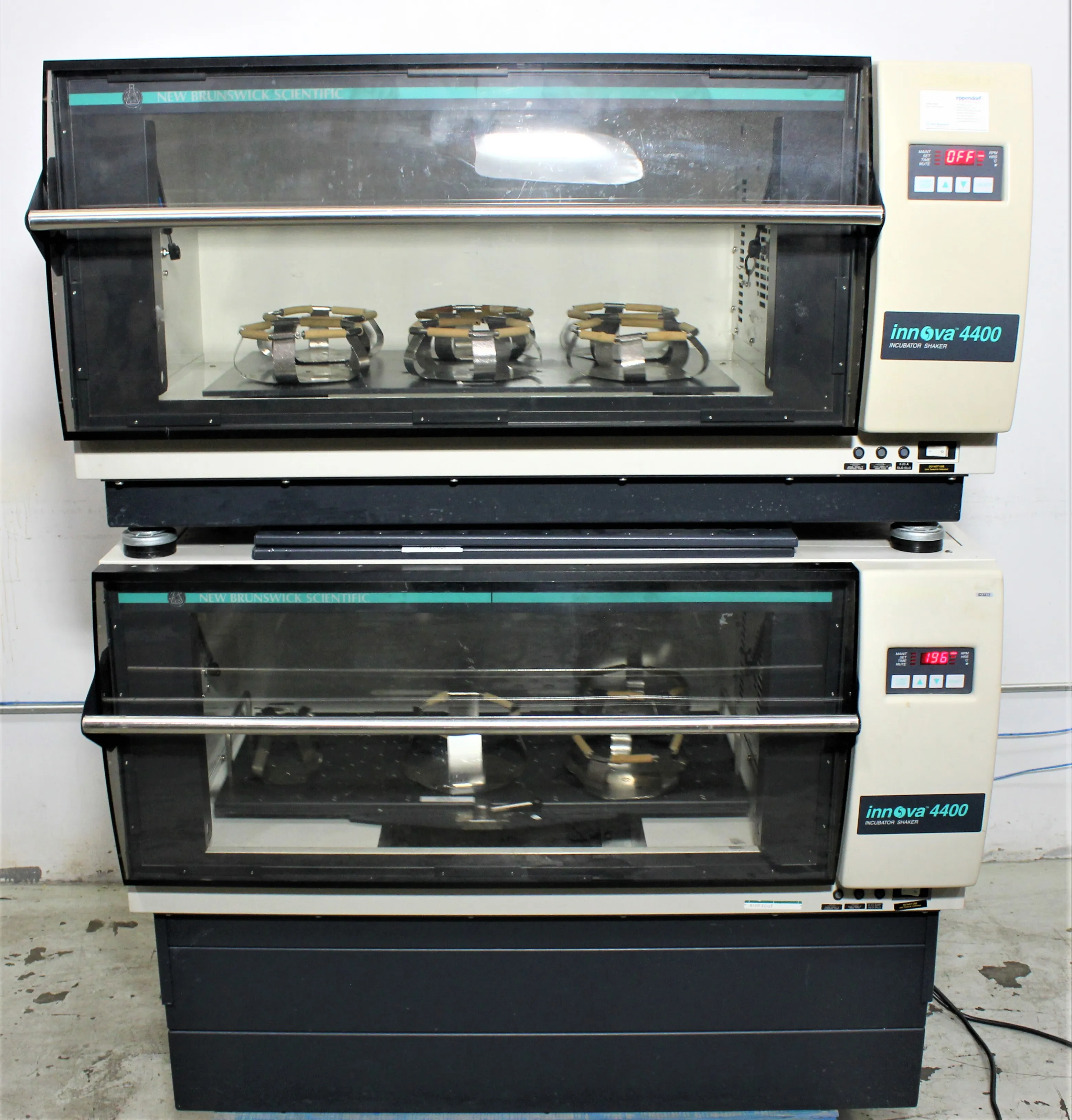 New Brunswick Innova 4400 Incubator Shaker