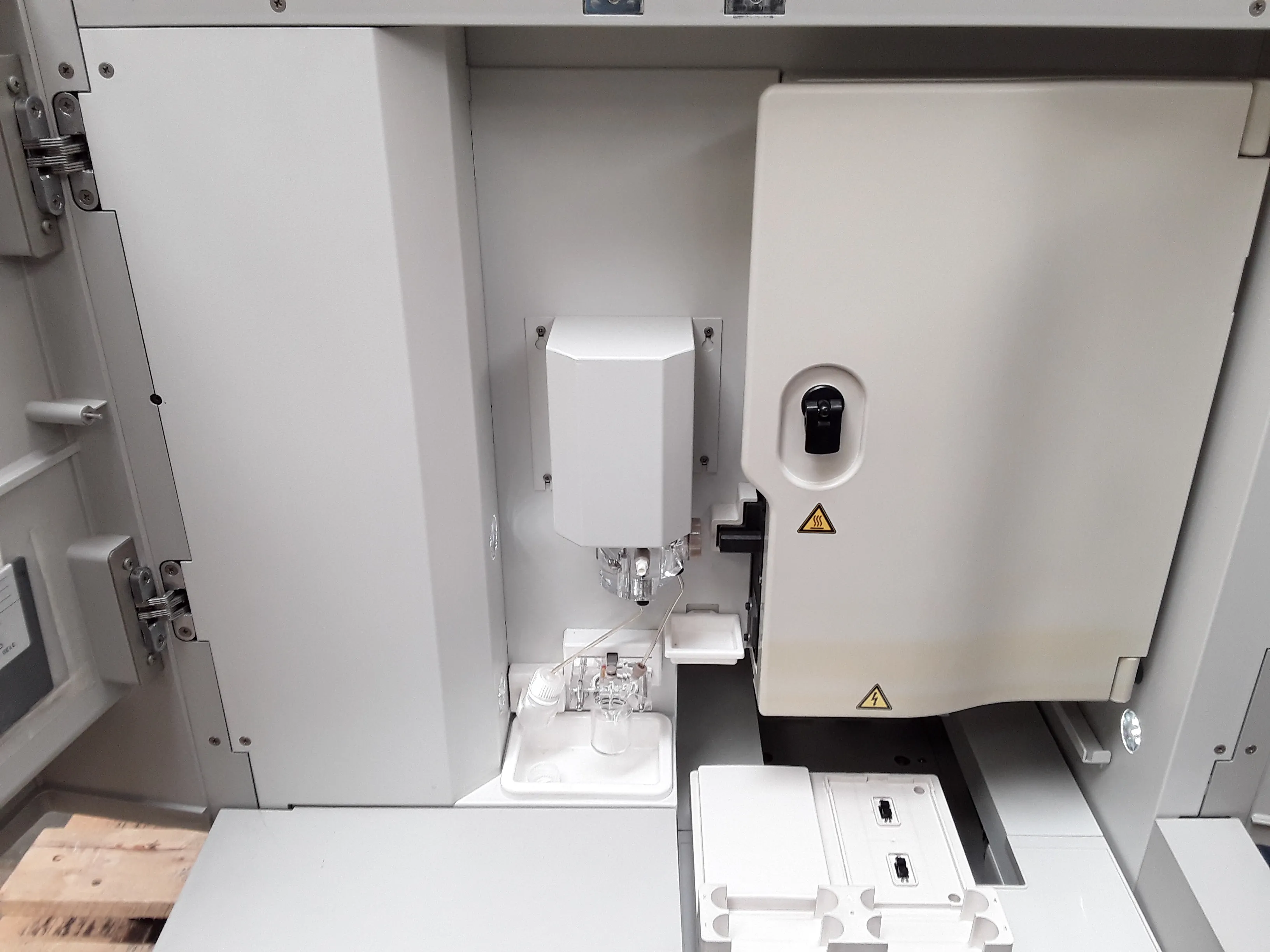 Applied Biosystems / Hitachi 3130 Genetic Analyzer