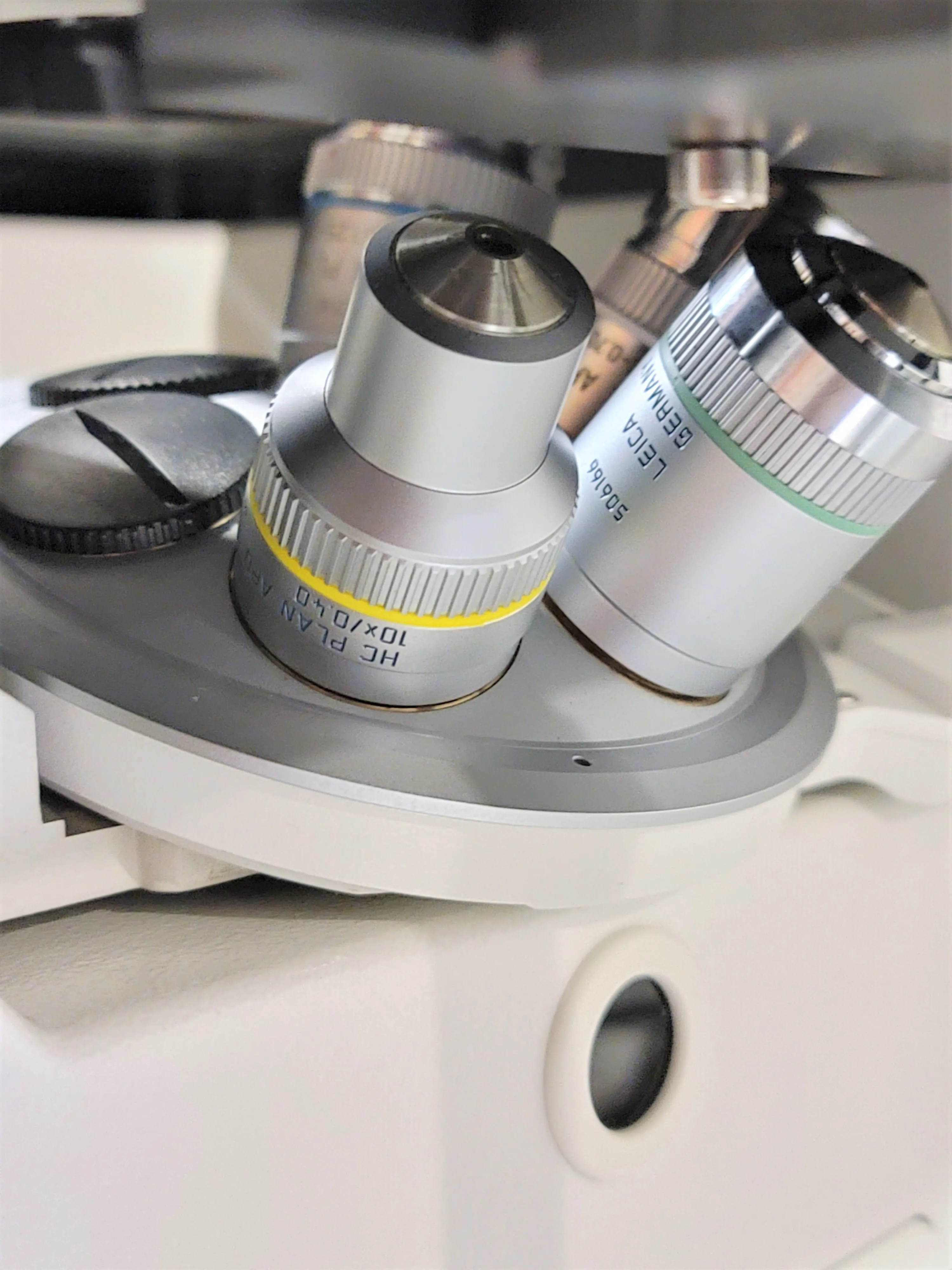 LEICA DM IRE 2 Microscope with Eppendorf FemtoJet 4i and InjectMan 4 Microinjection System