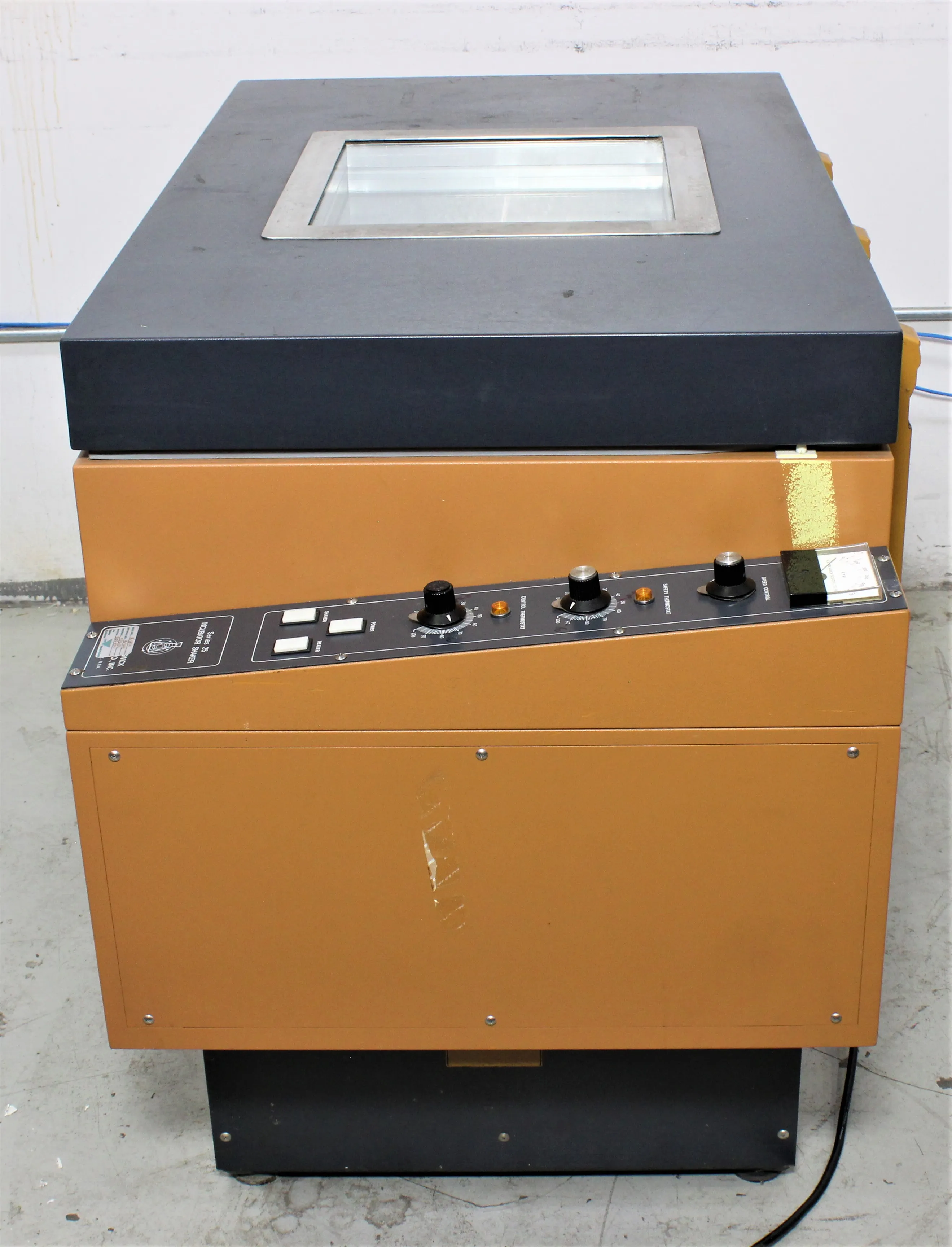 Used New Brunswick G-25 Controlled Environment Incubator Shaker 980214470 120V 50Hz/60Hz