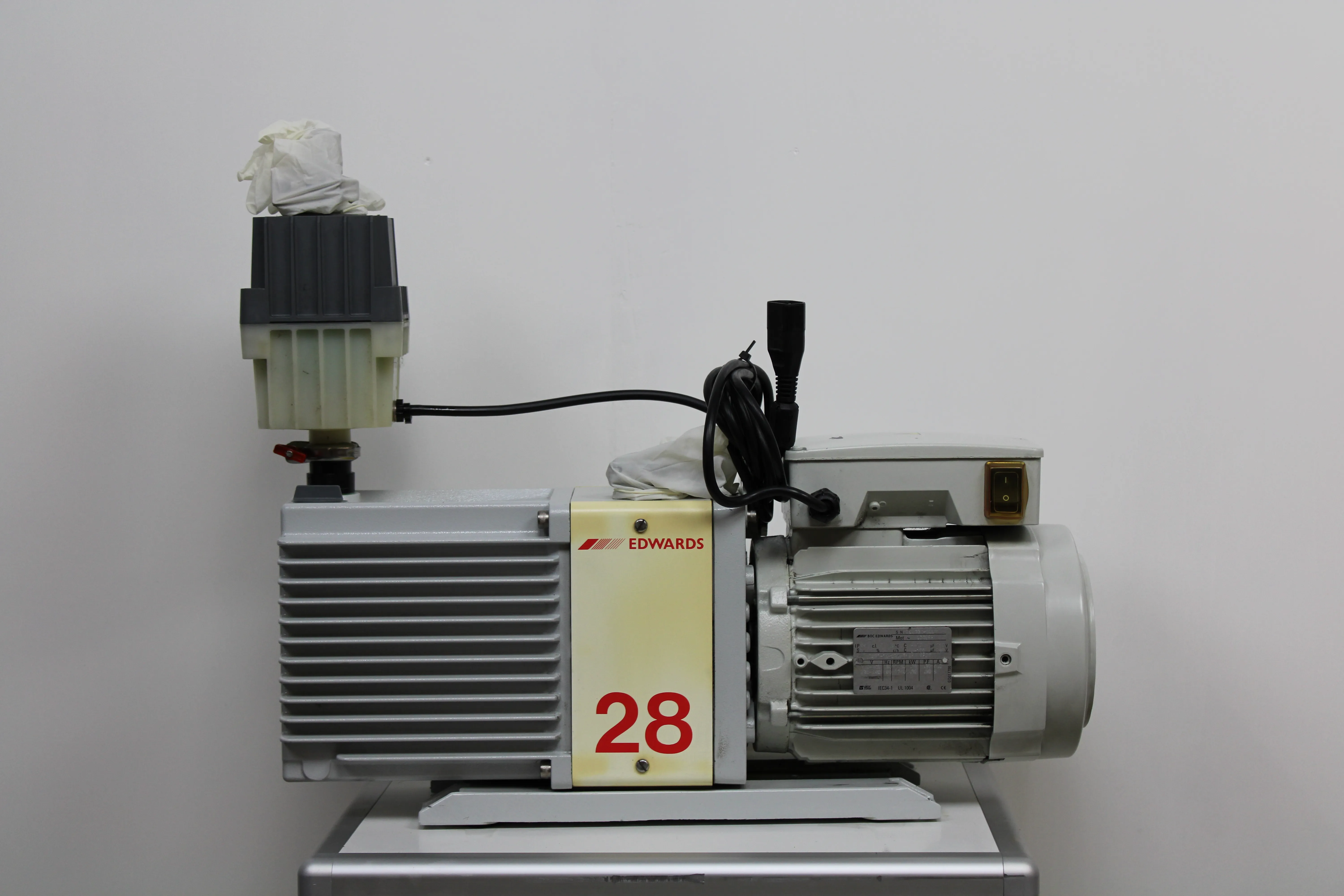 Edwards E2M28 Oil-Sealed Rotary Vacuum Pump 230V 50/60Hz