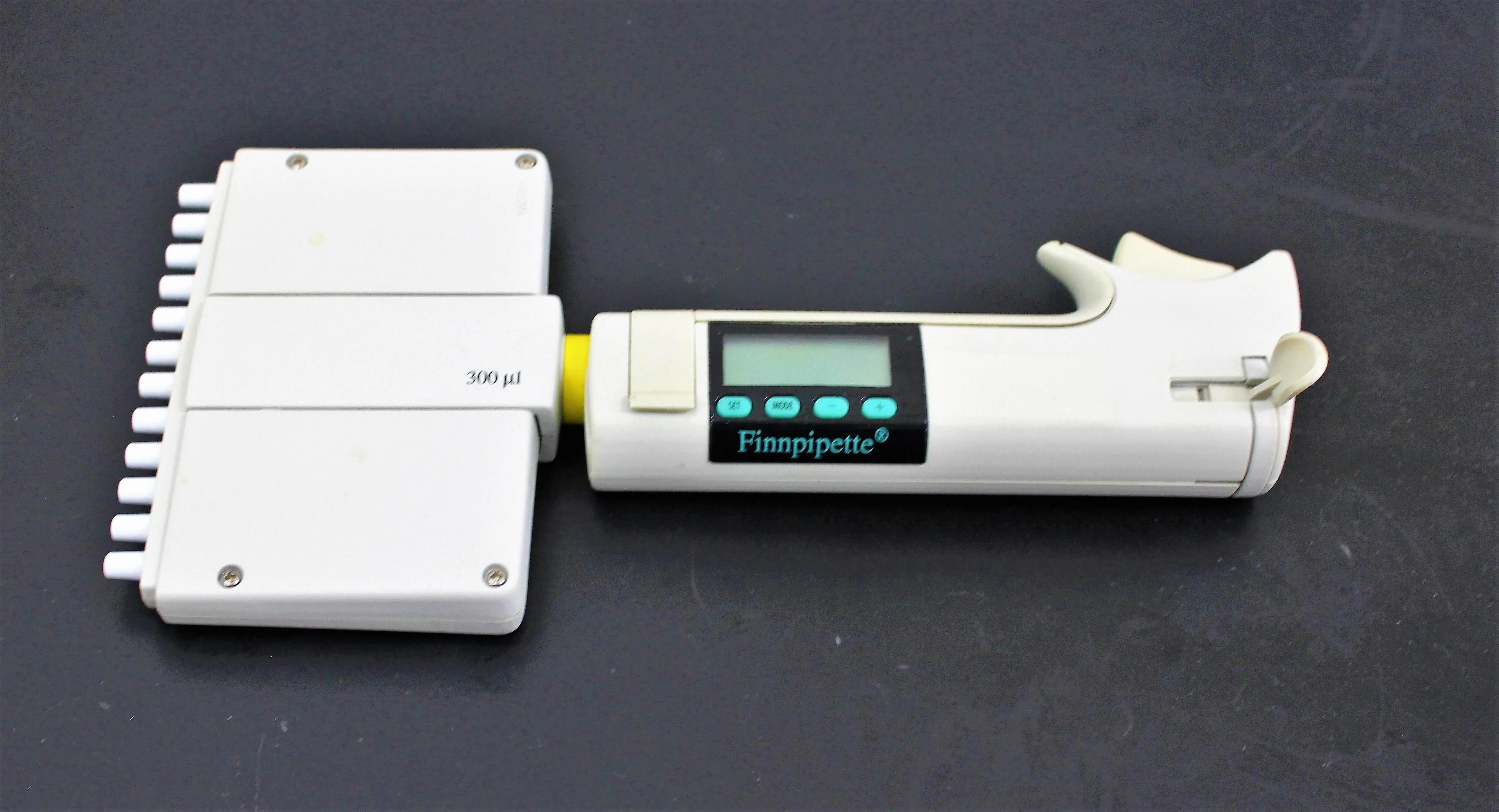 Thermo Labsystems Finnpipette BioControl 12 Channel Digital Multichannel Pipette 300 uL with Recharging Stand