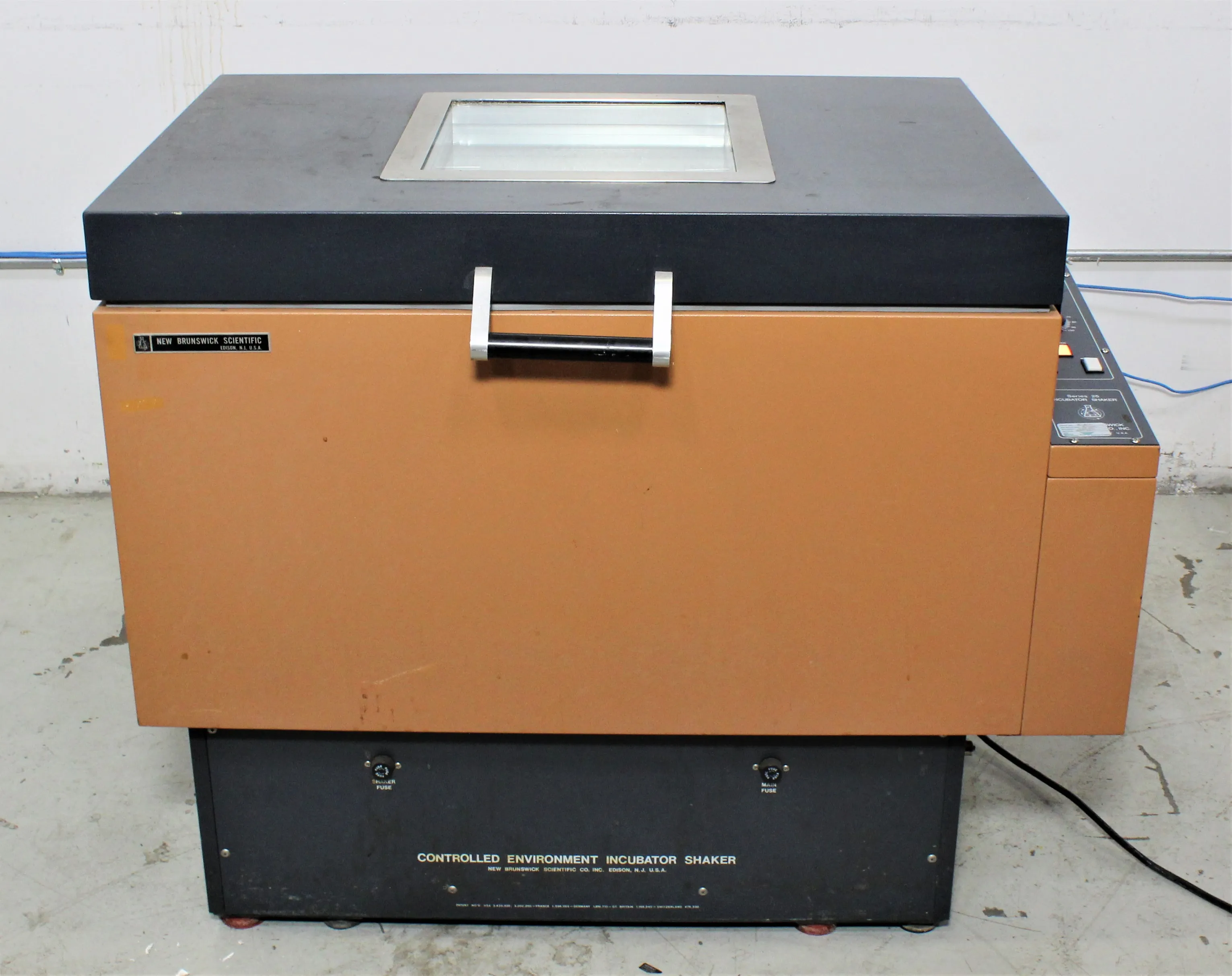 Used New Brunswick G-25 Controlled Environment Incubator Shaker 980214470 120V 50Hz/60Hz