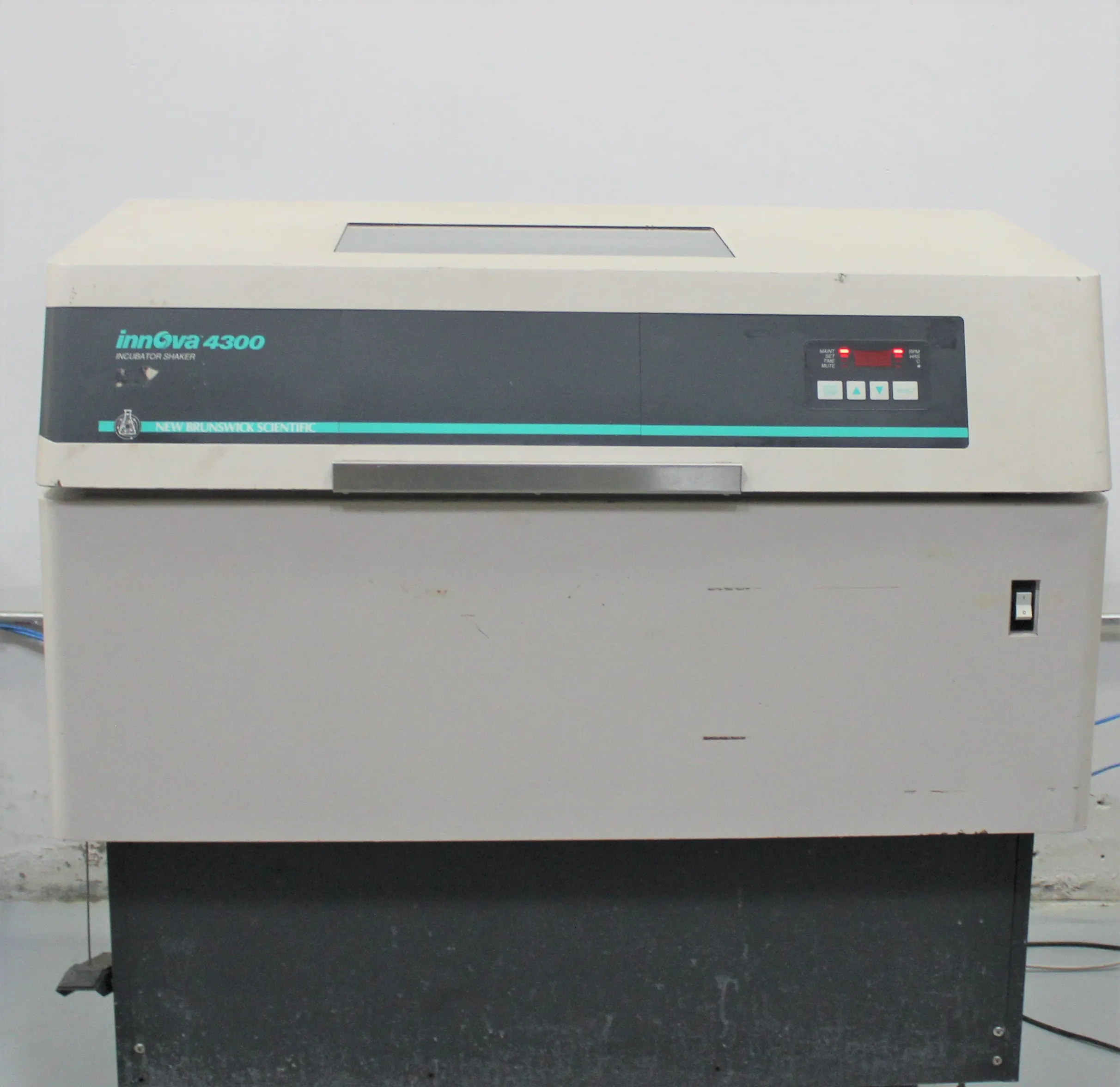 Innova 4300 Incubator Shaker 120V - Used