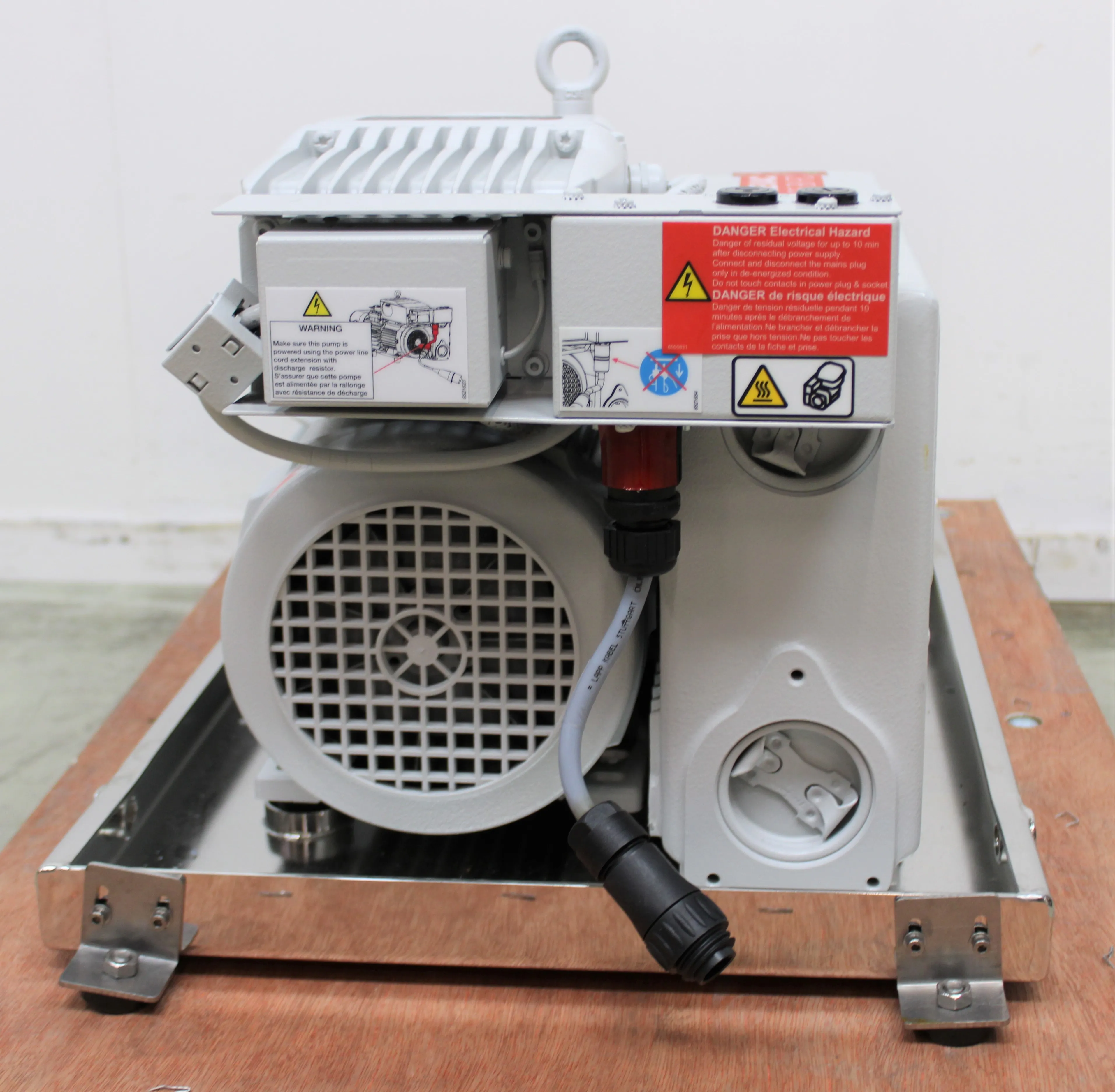 LEYBOLD SOGEVAC SV65 BI FC Rotary Vane Vacuum Pump, 200-240V, 960465V3001