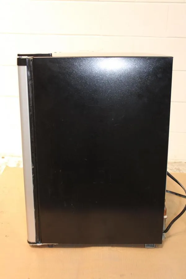 Sanyo Compact SR-2570M Refrigerator