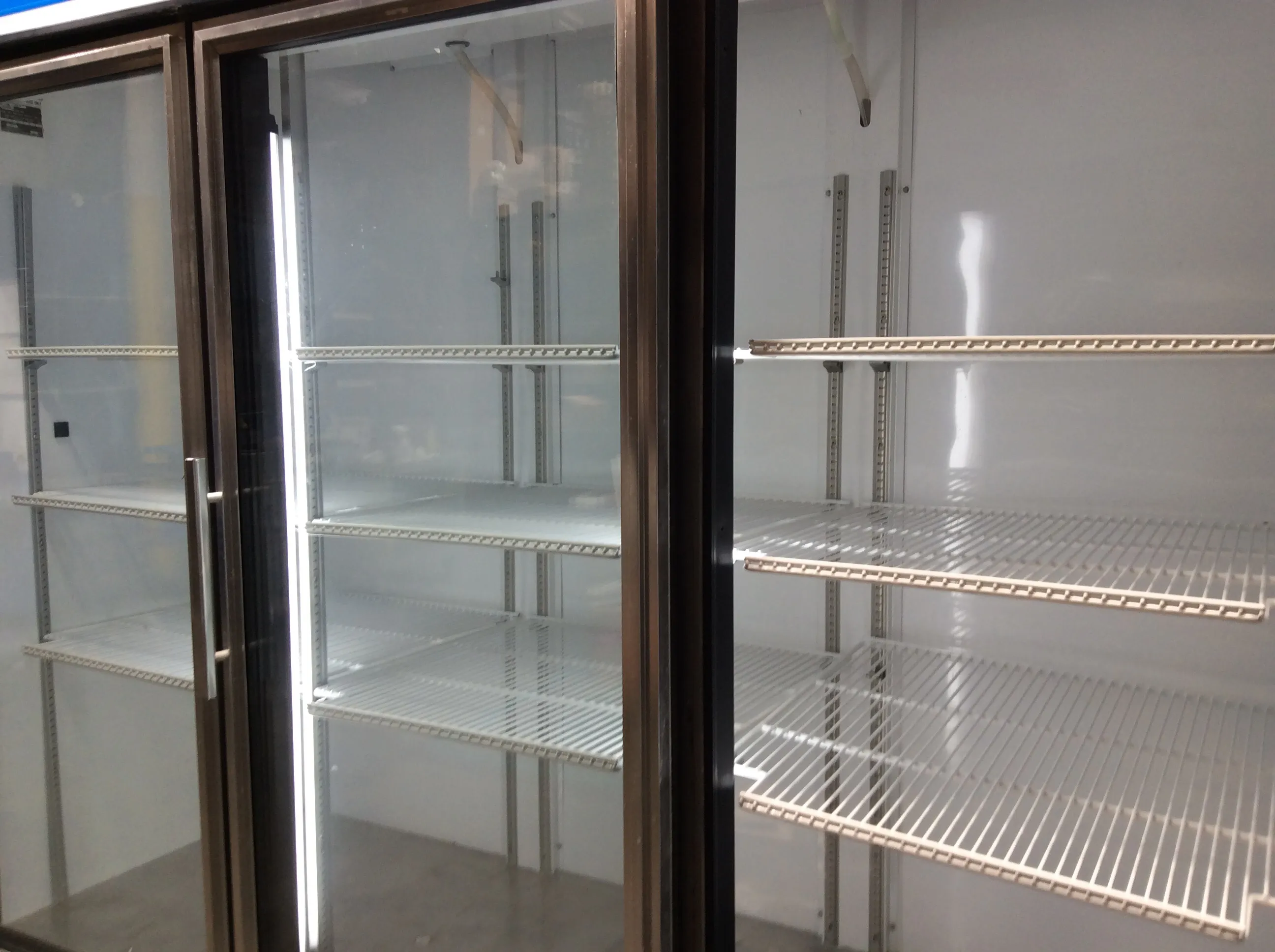 True GDM-72 Refrigerator Commercial Glass Door Merchandiser True 3 Door Refrigerator 72 Cu Ft